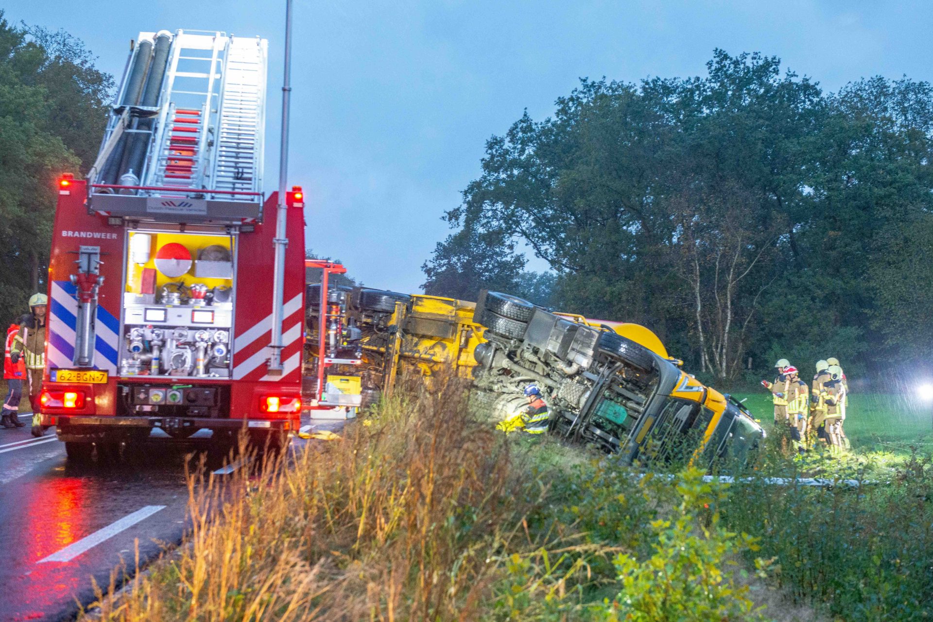 Vrachtwagen gekanteld op N351 Oldeberkoop