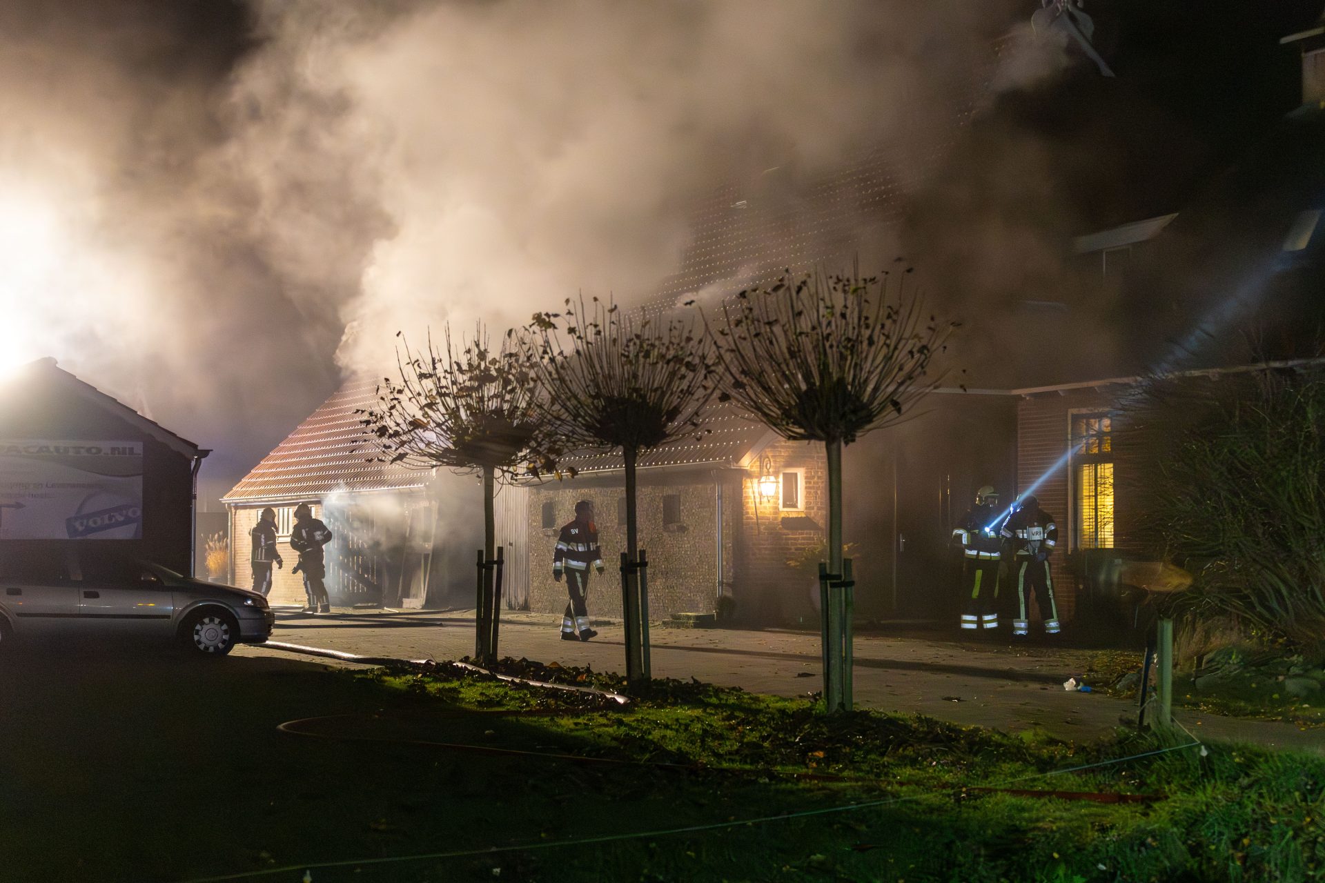 Grote brand in schuur van autobedrijf