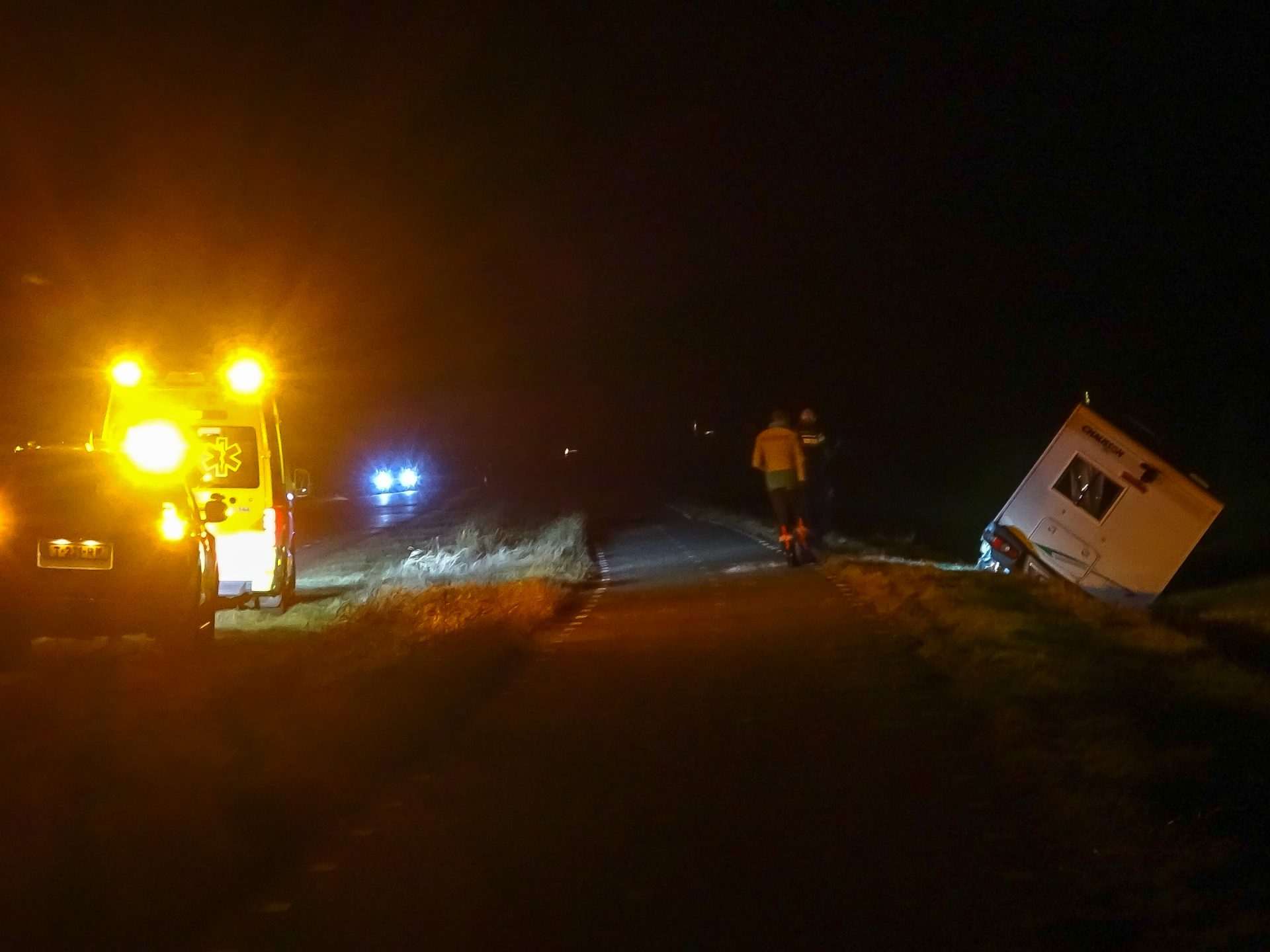 Camper belandt in greppel langs N353