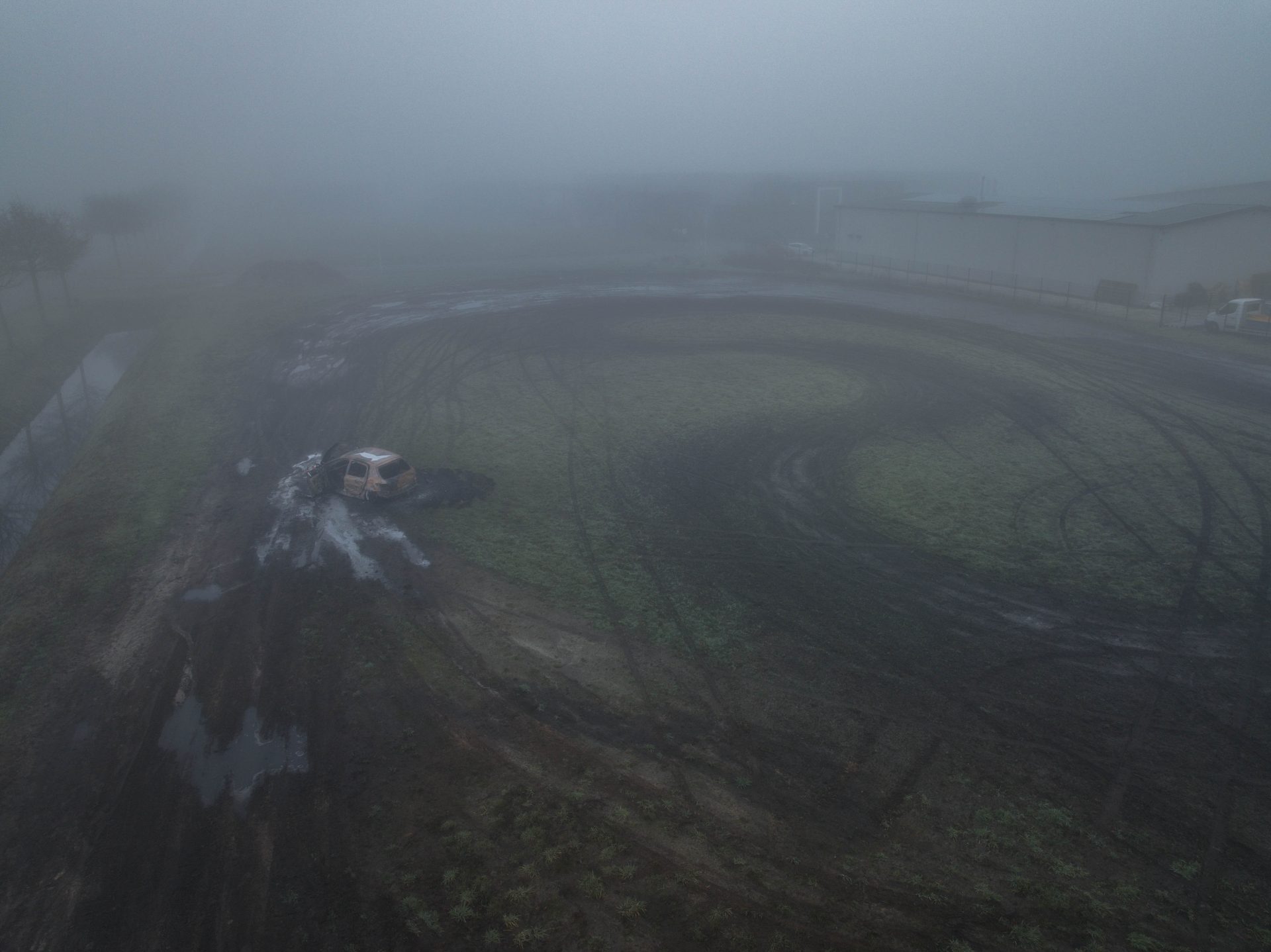 Grote ravage aangericht op industrieterrein na autobrand