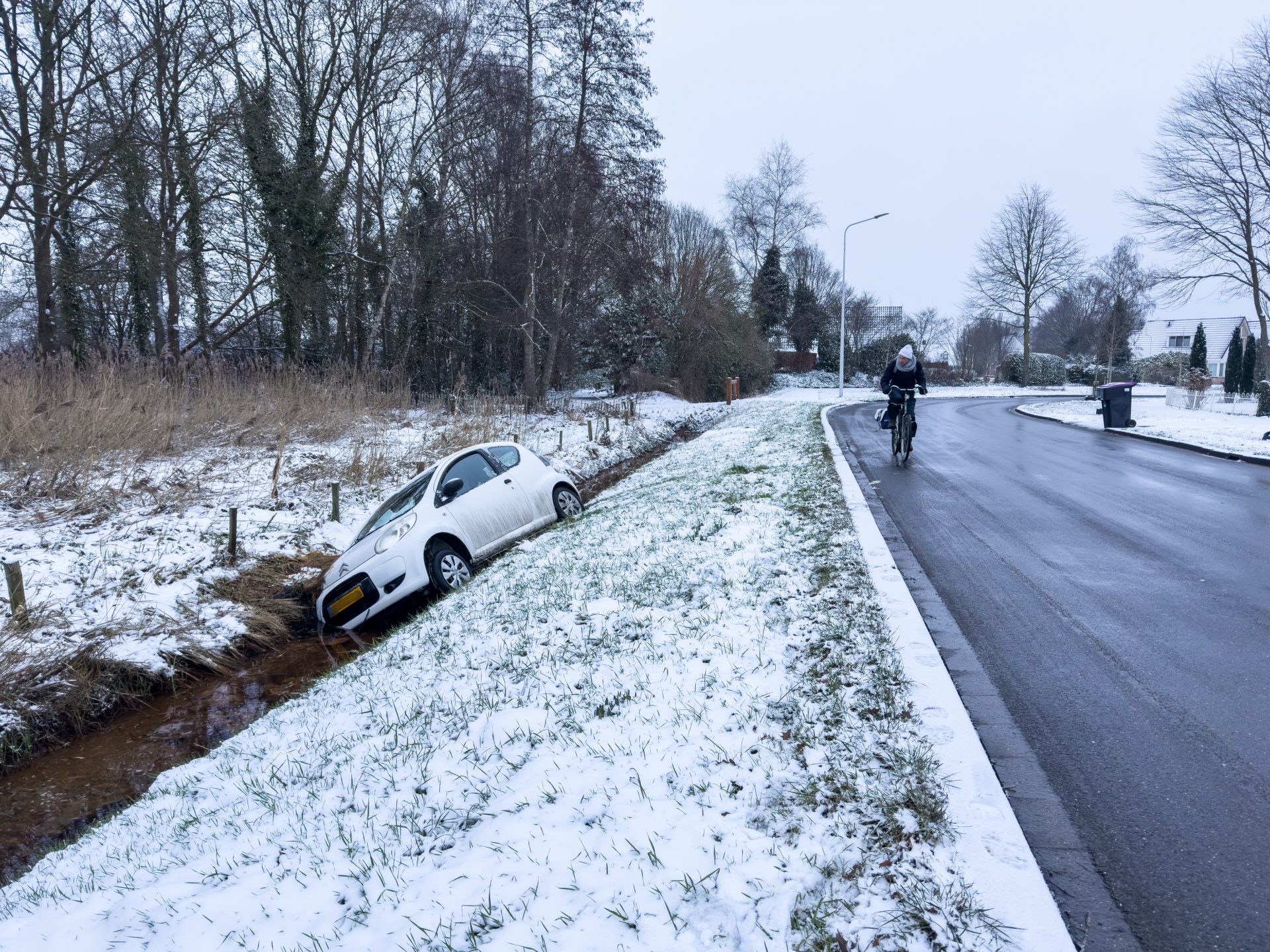 Auto vliegt uit de bocht en in de sloot Noordwolde
