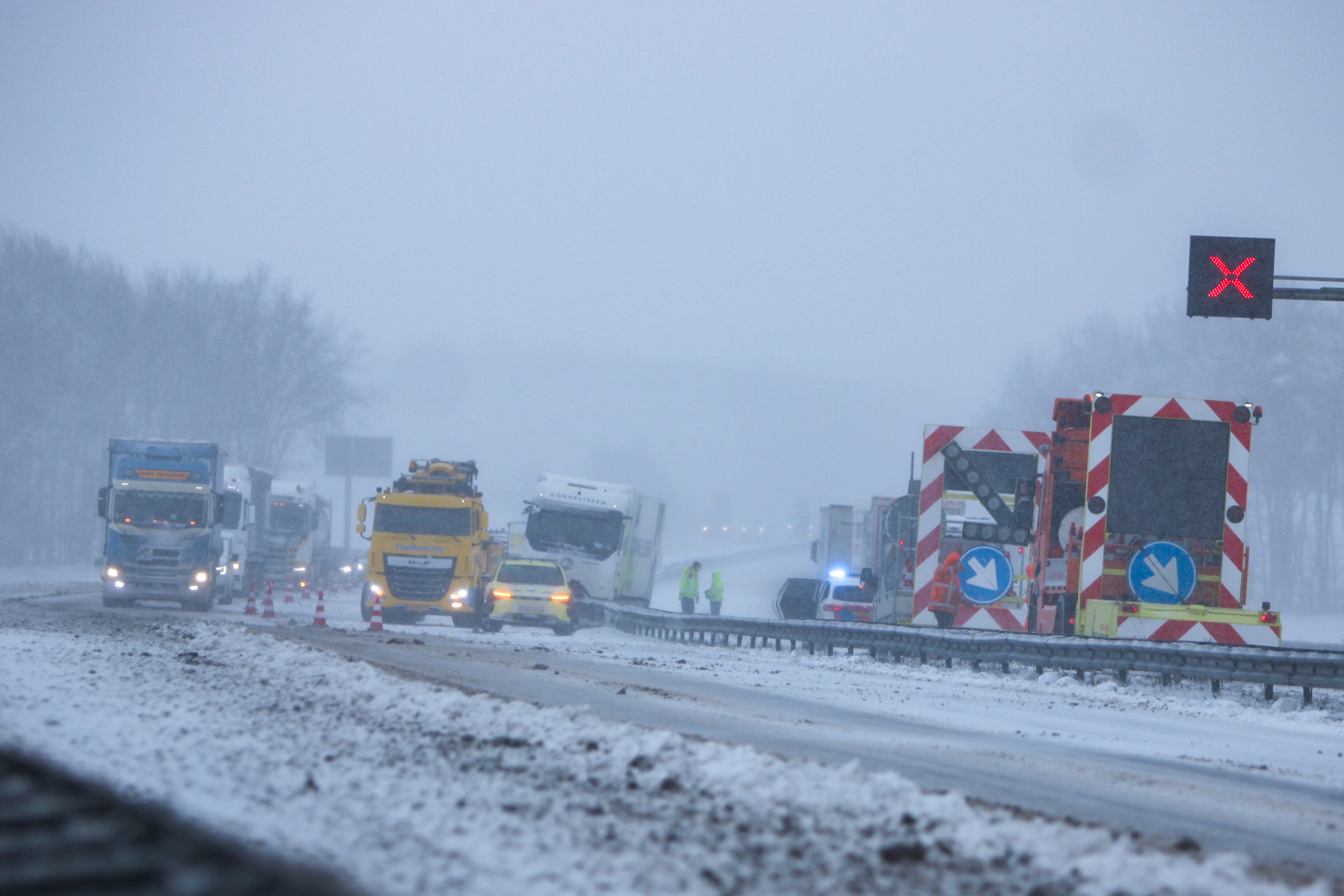 Vrachtwagen botst in vangrail op A32 Wolvega