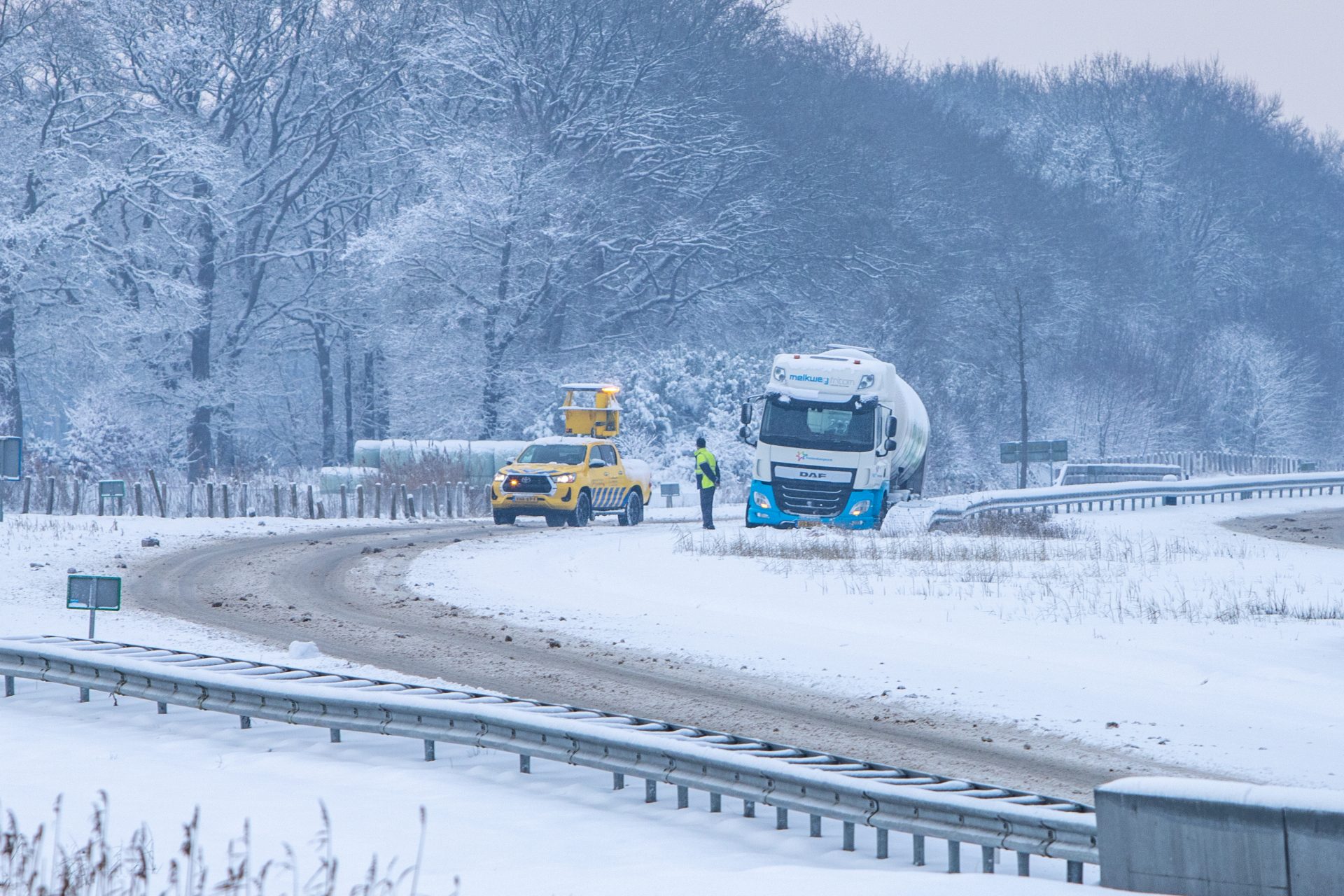 Vrachtwagen belandt naast de weg op N381 Donkerbroek