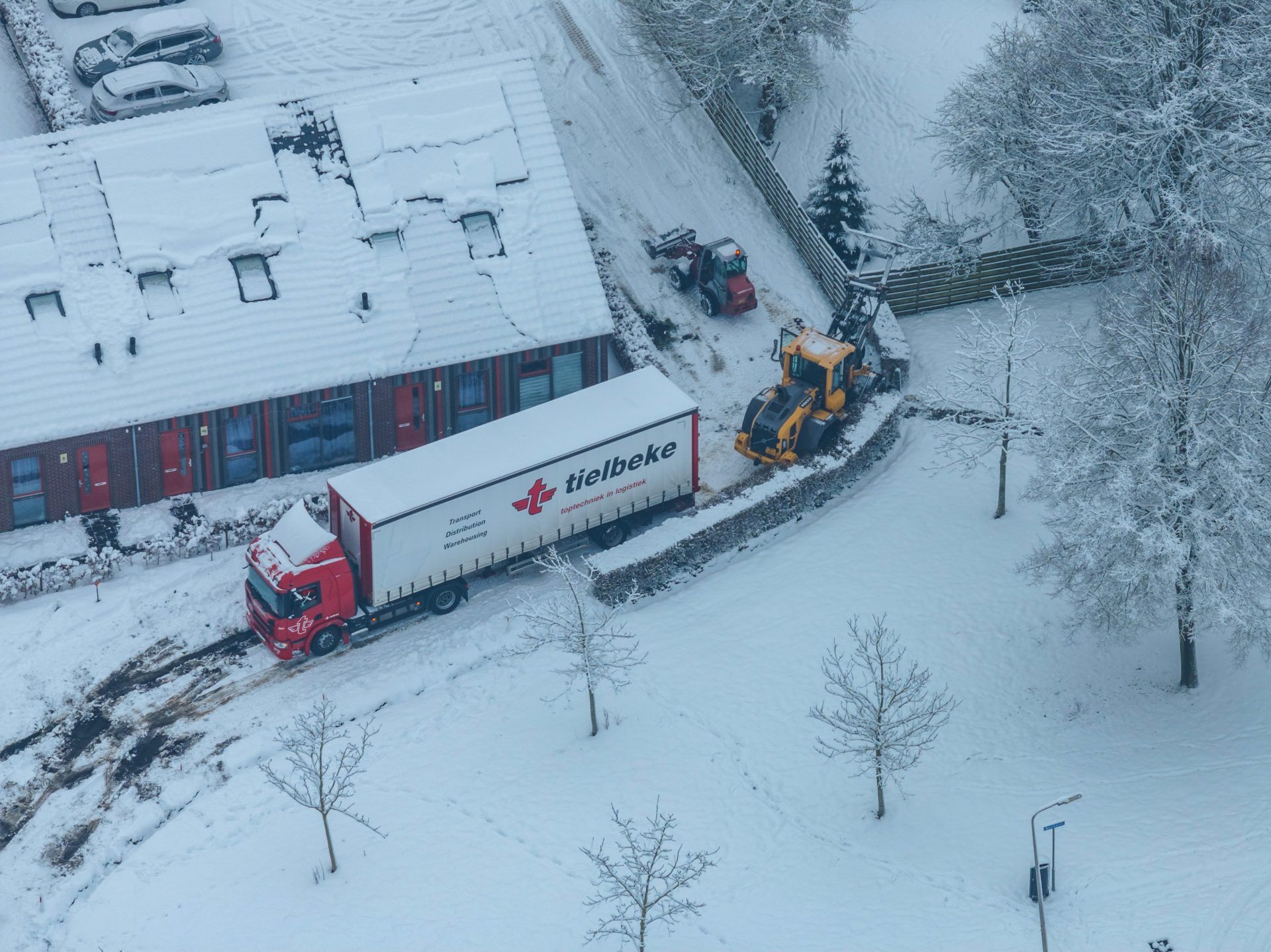 Dik pak sneeuw zorgt voor chaos op de wegen