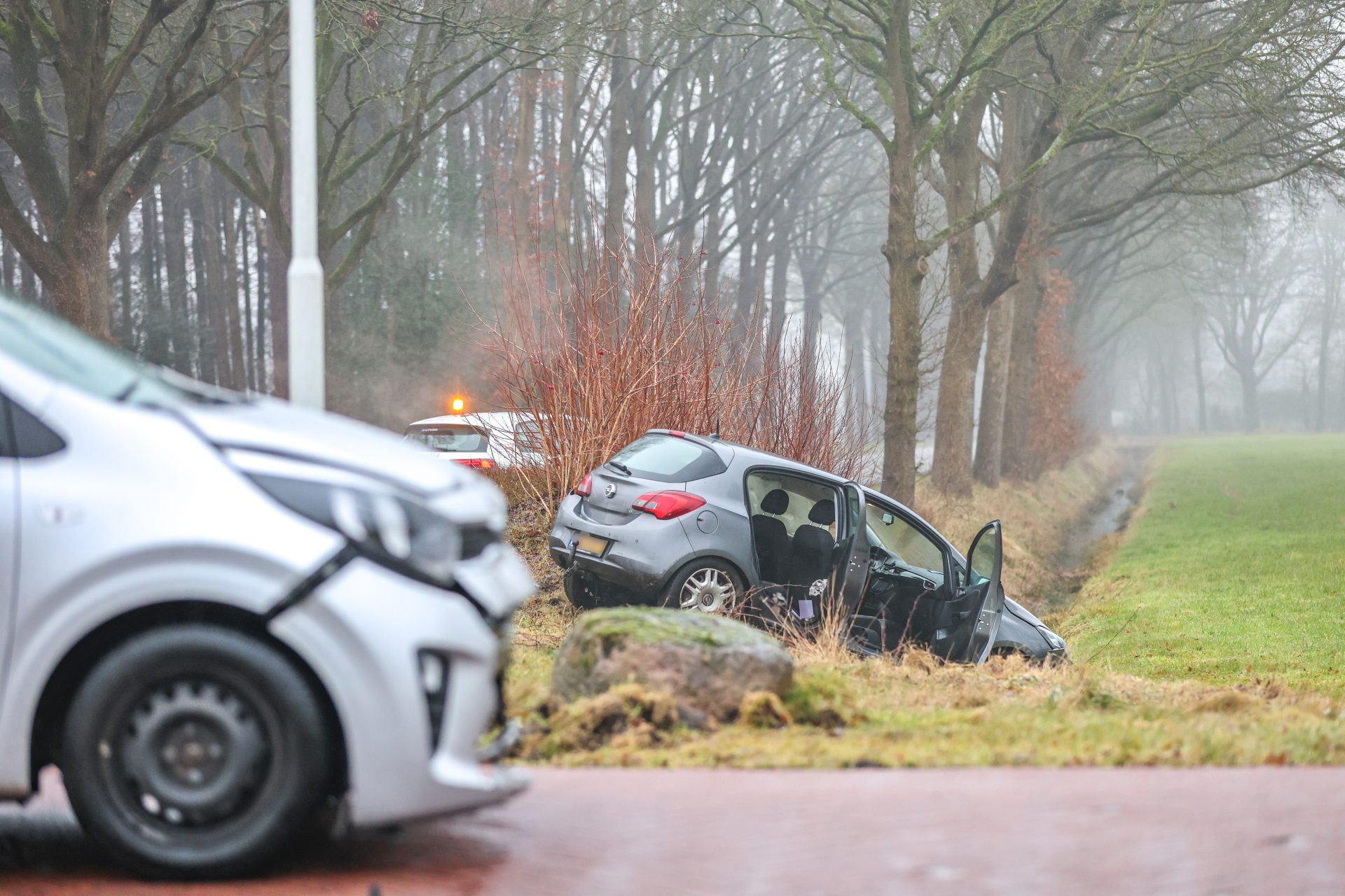 Auto belandt in greppel na botsing Makkinga