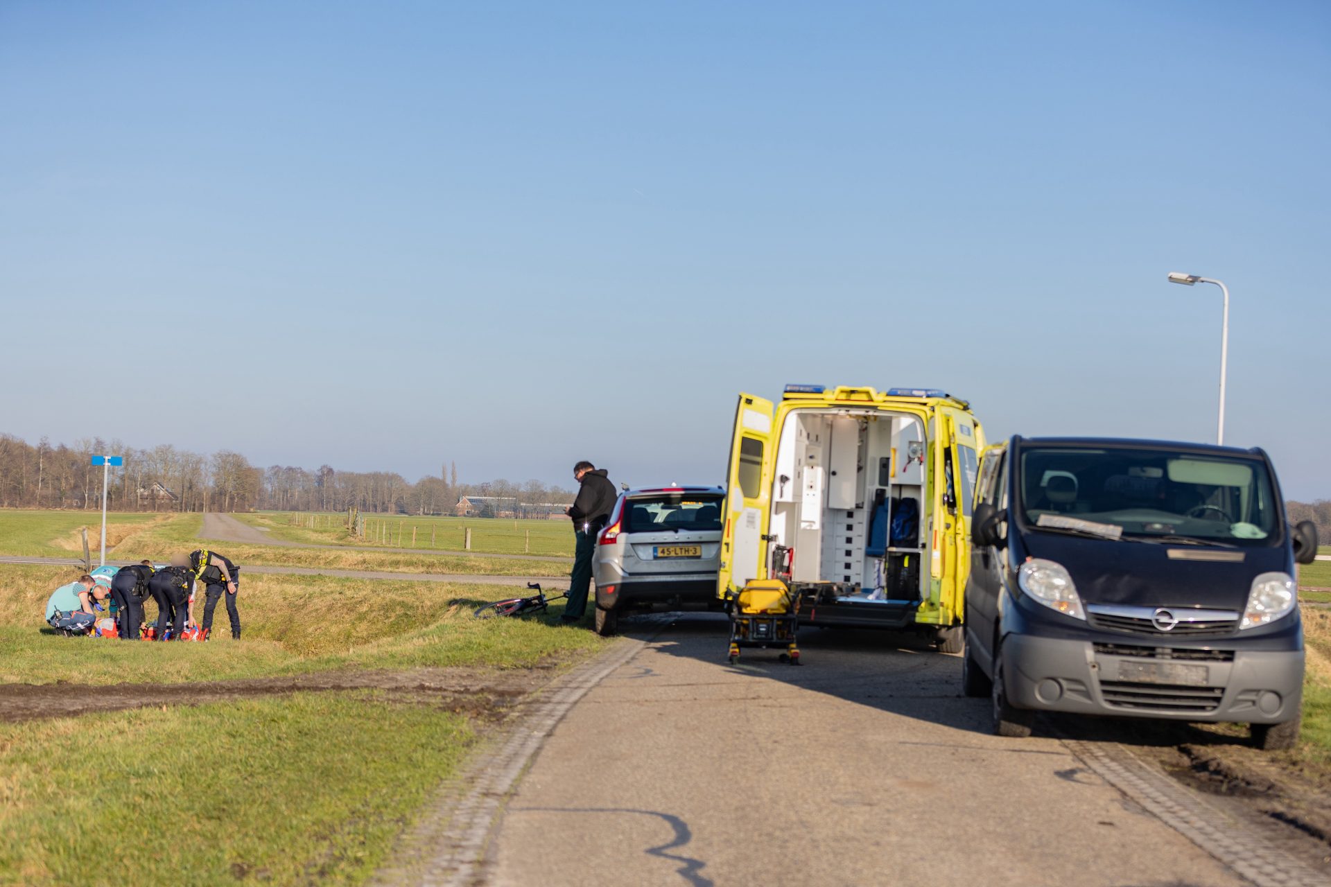 Wielrenner gewond na botsing met busje in Boijl