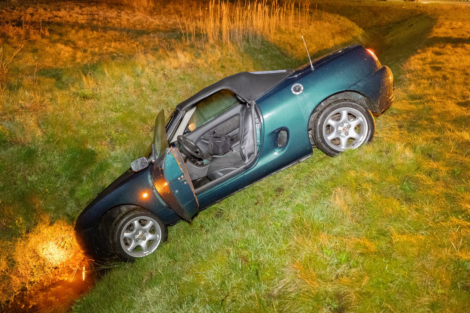 Auto belandt in greppel langs oprit N381 Oosterwolde