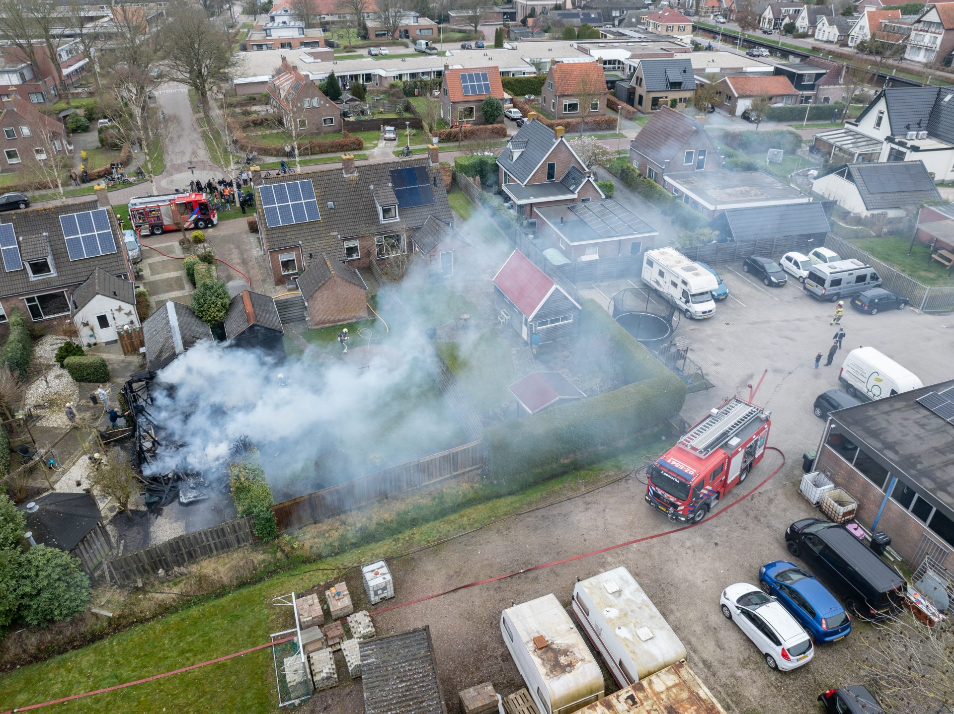 Schuur volledig verwoest door uitslaande brand in Appelscha
