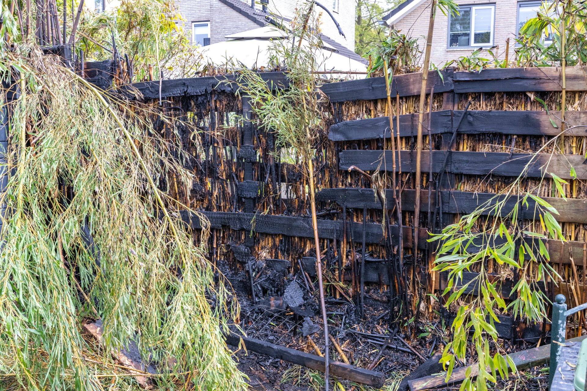 Schutting en schuur vatten vlam tijdens onkruidbranden in Wolvega