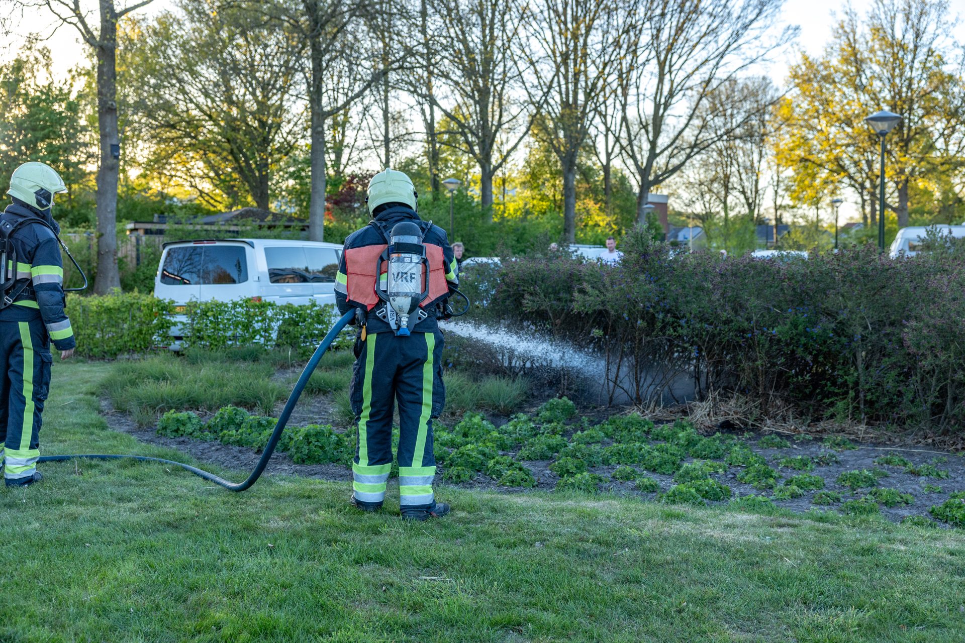 Struiken in brand in Oosterwolde