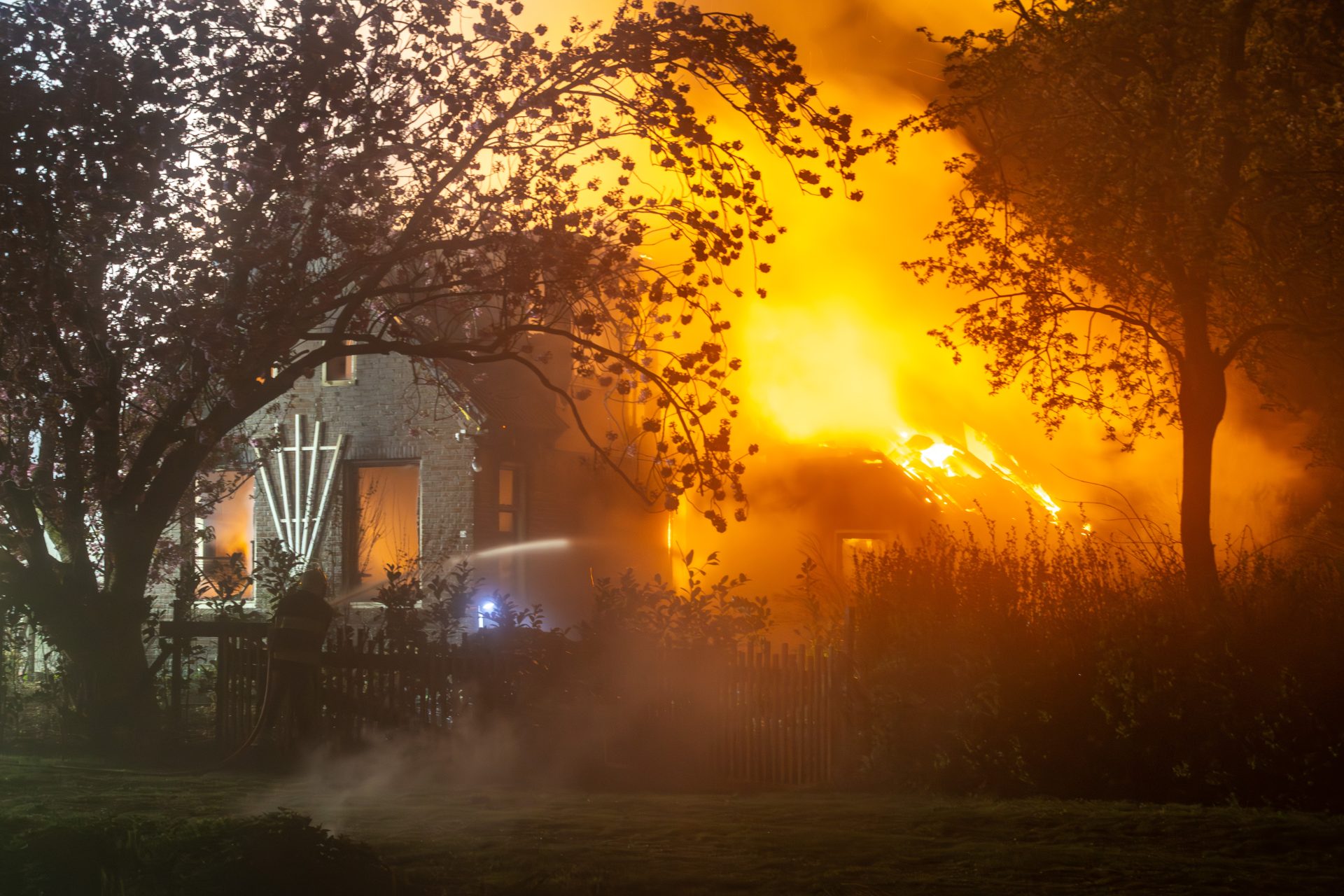 Felle brand legt woning in de as in Munnekeburen