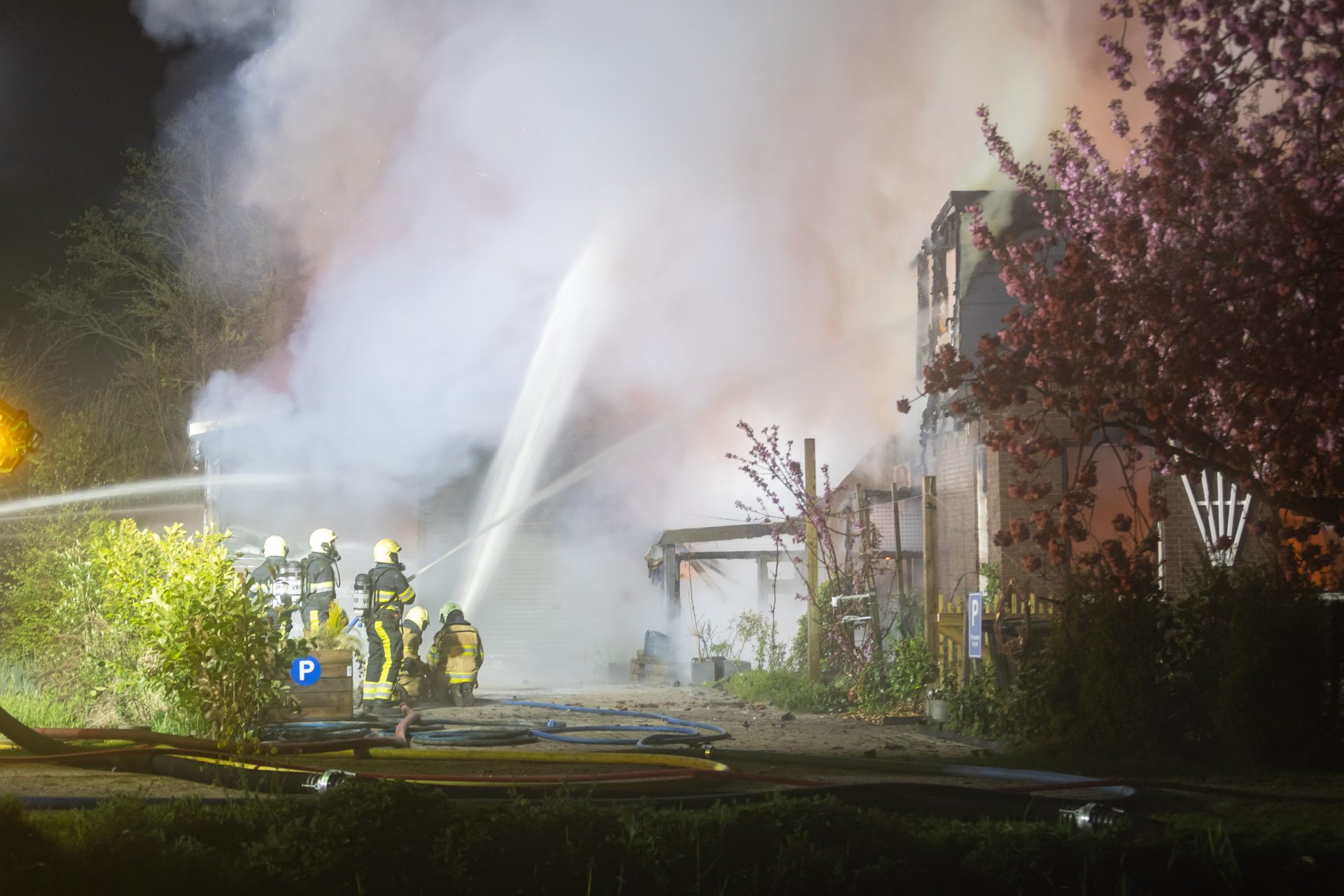 Felle brand legt woning in de as in Munnekeburen