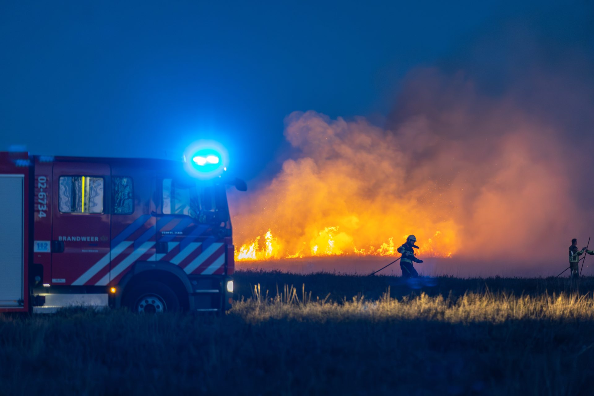 Metershoge vlammen bij heidebrand in Wateren