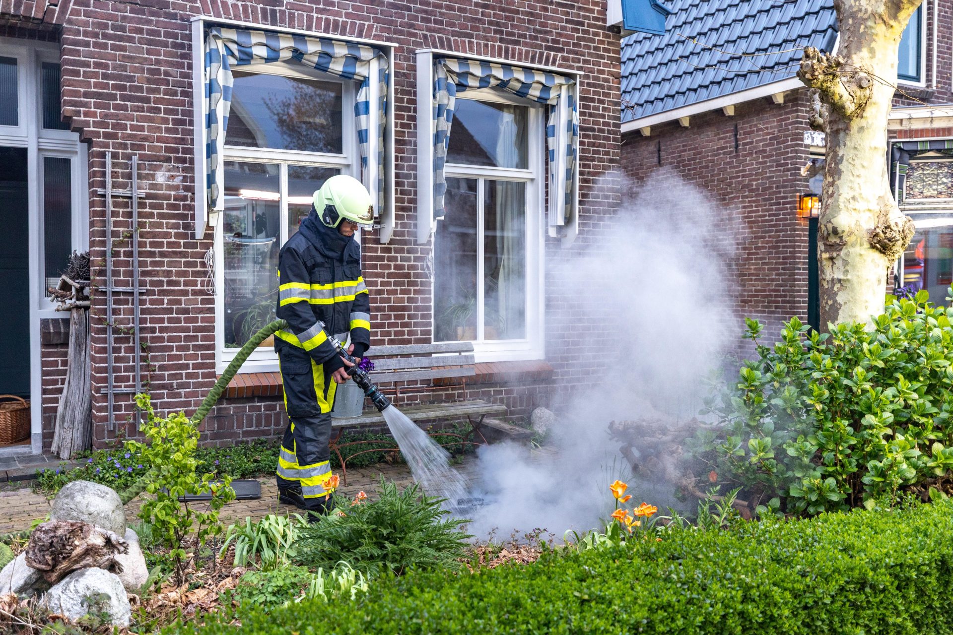 Brandweer in actie voor schoorsteenbrand in Wolvega
