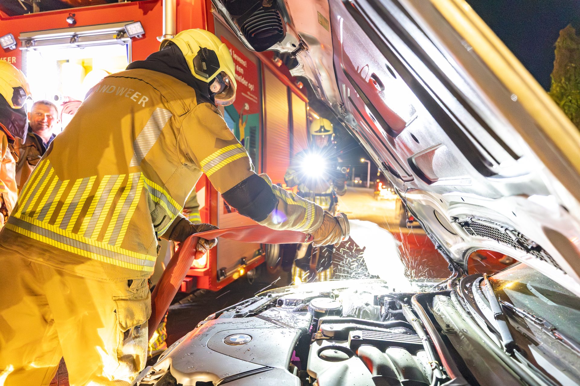 Omstanders voorkomen erger bij autobrand in Noordwolde