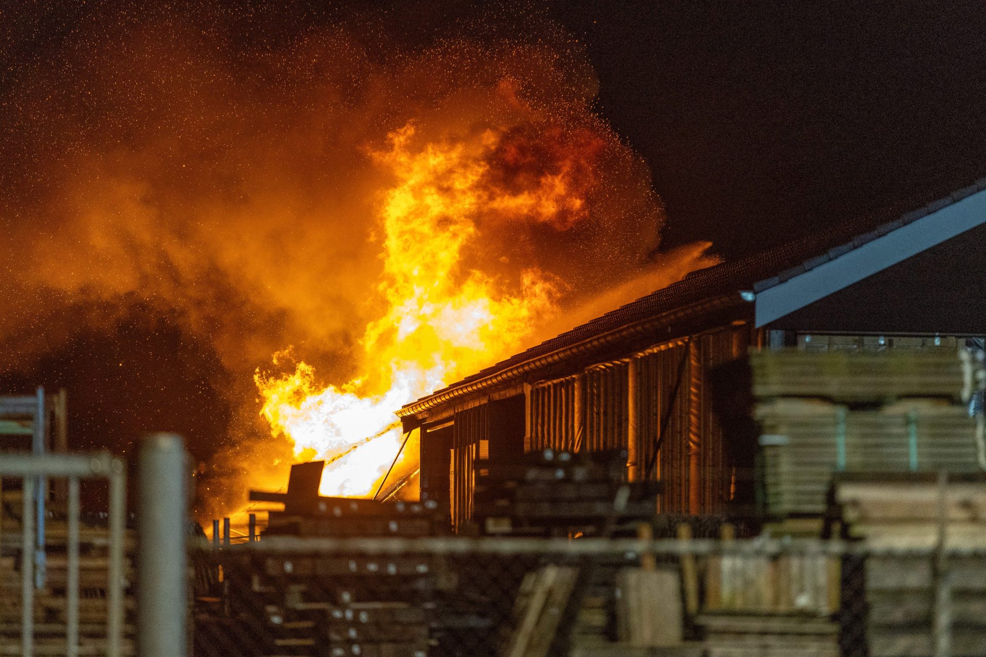 Uitslaande brand verwoest loods bij houtbedrijf Willemsoord