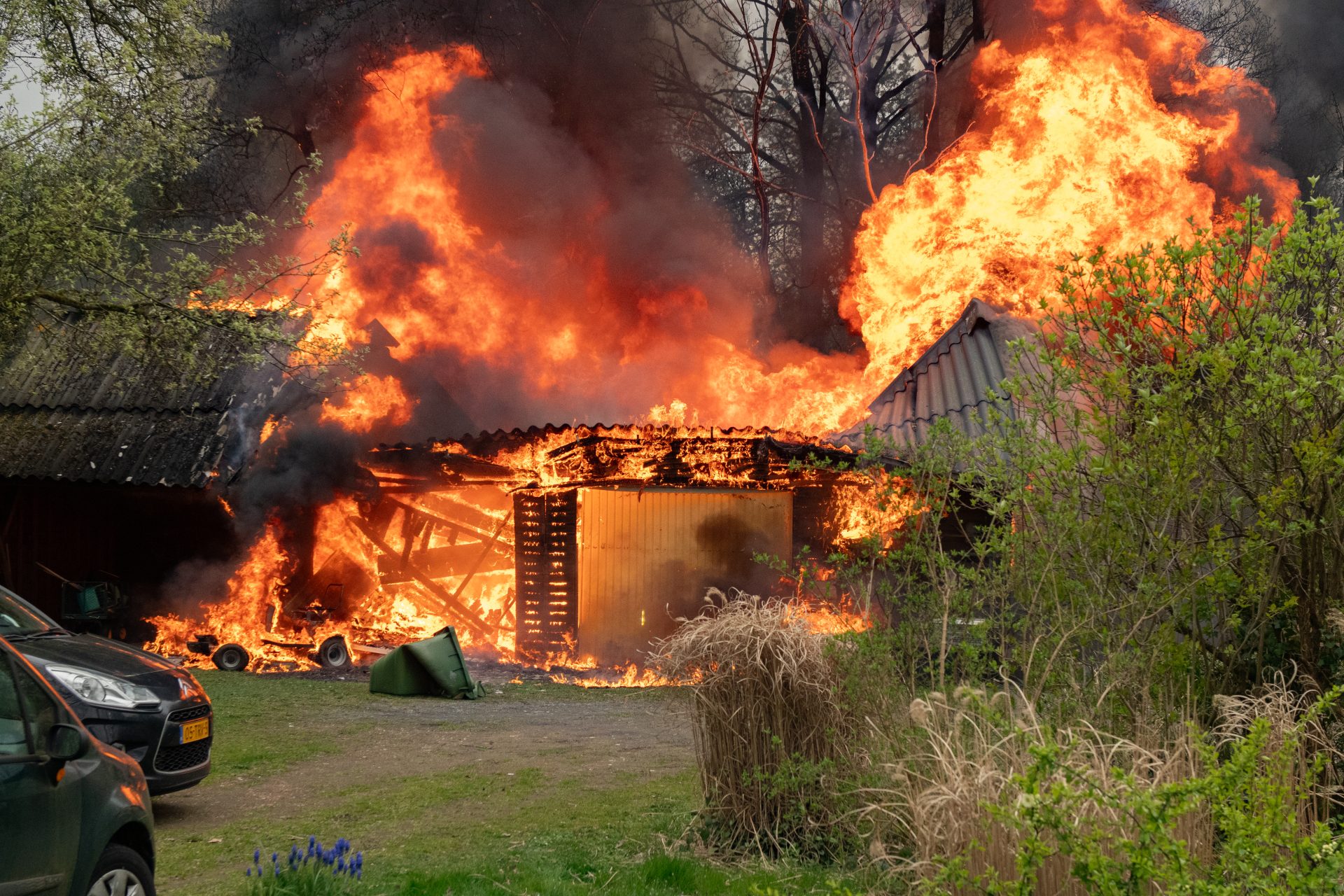 Uitslaande brand verwoest garage in Wilhelminaoord