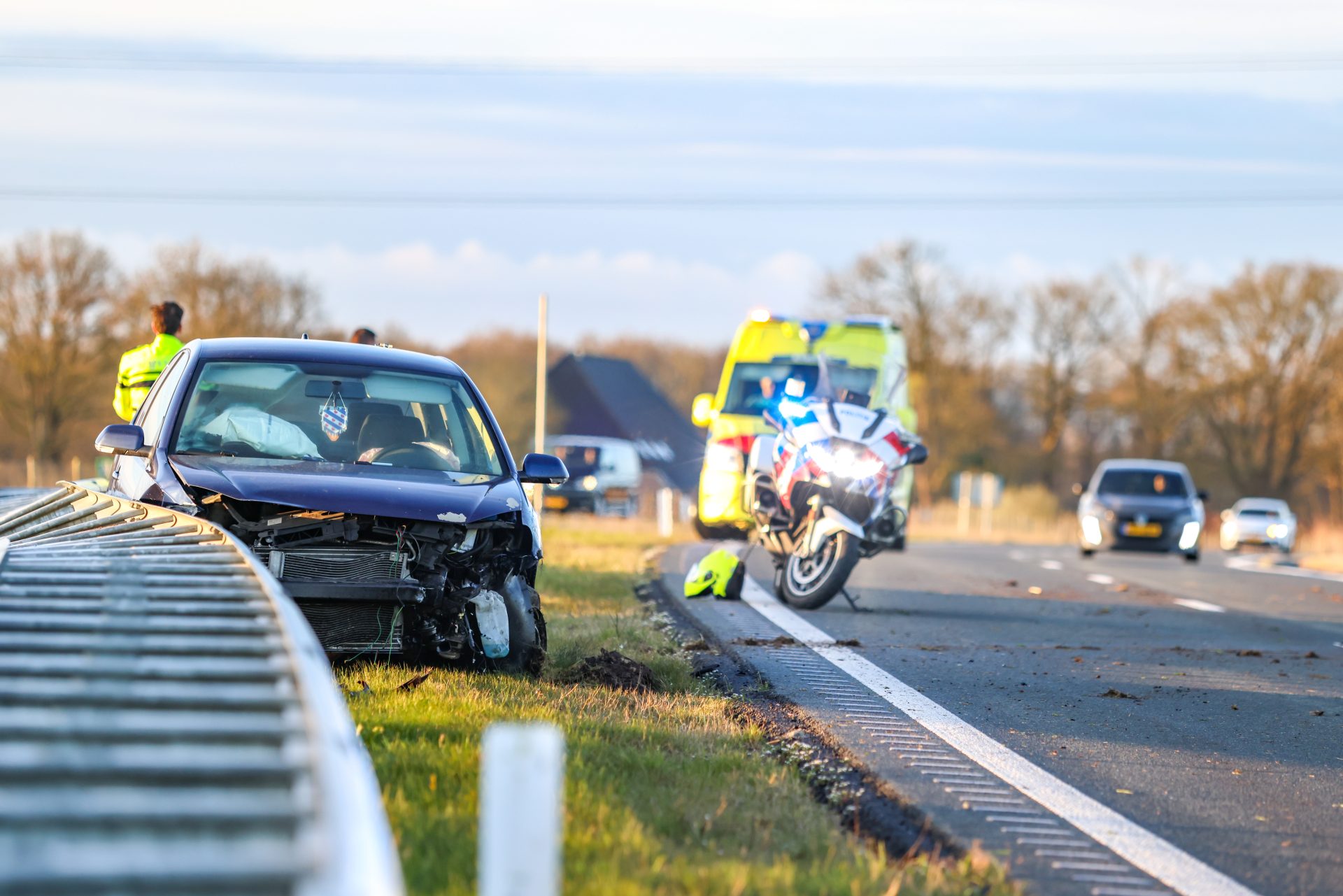 Automobilist valt in slaap en botst in vangrail op N381 Donkerbroek