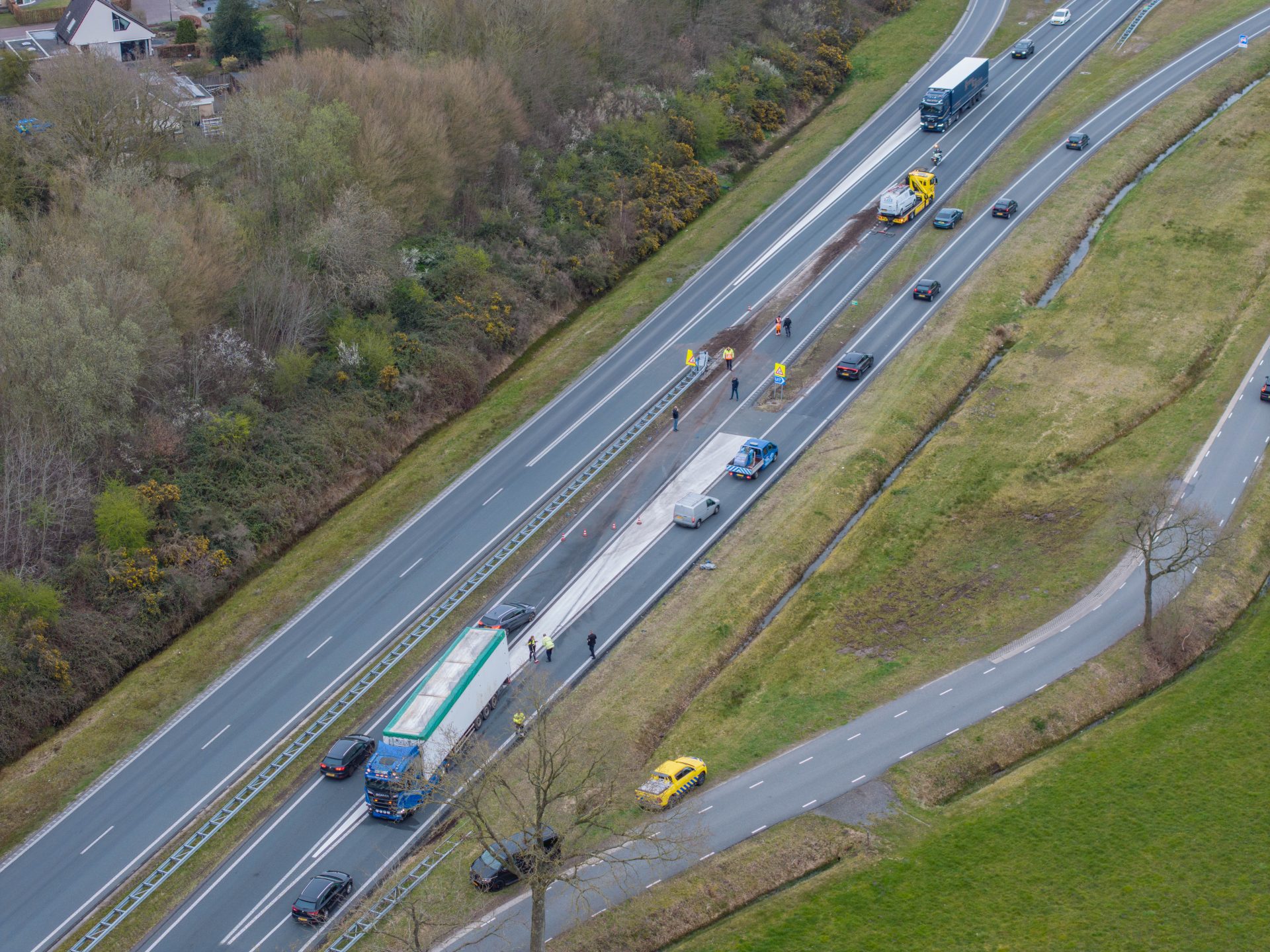 Vrachtwagen botst met bestelbus en rijdt door vangrail N381 Oosterwolde