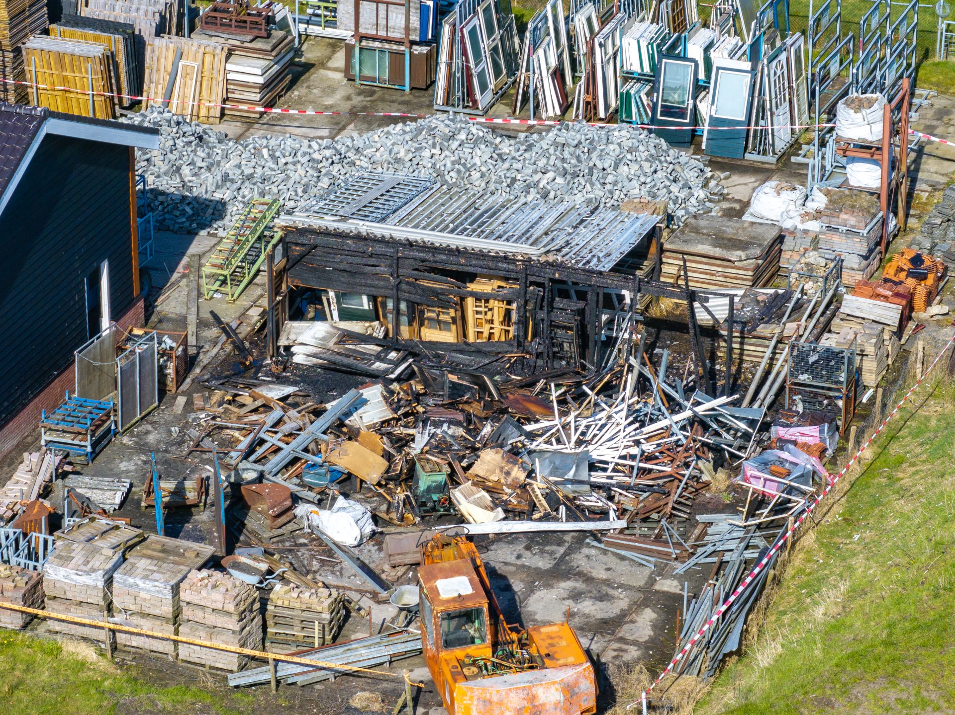 Uitslaande brand in schuur Willemsoord: schade bij daglicht zichtbaar, nieuwbouw gespaard door snel 