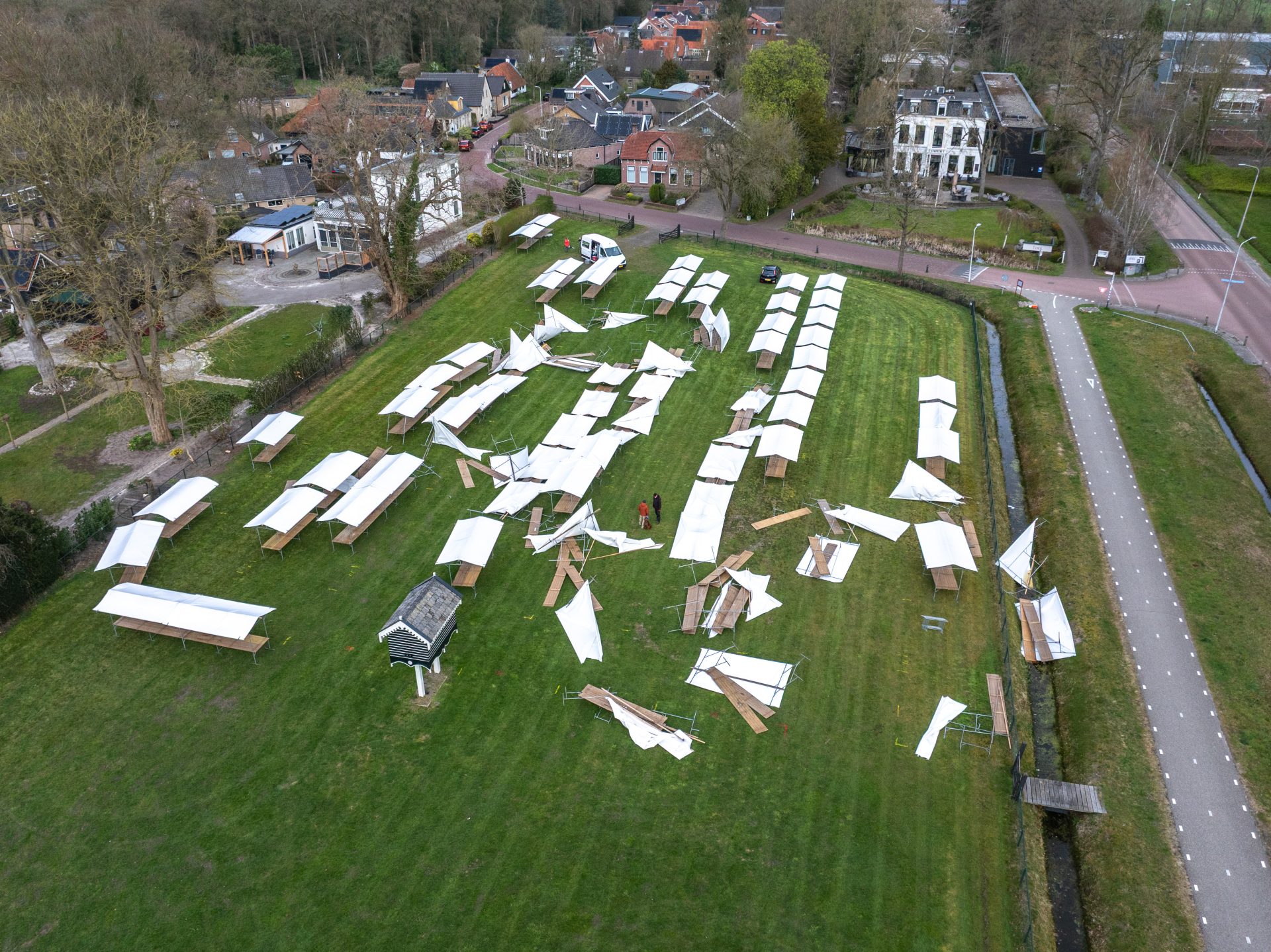 Harde wind blaast paasfair Oldeberkoop af: stands kapot gewaaid