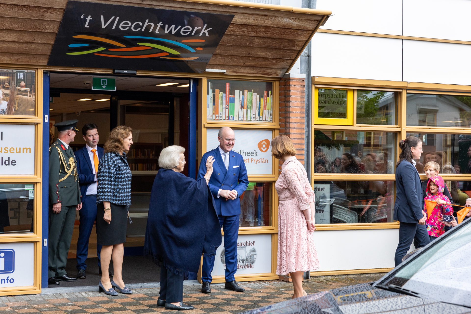 Prinses Beatrix brengt bezoek aan Vlechtmuseum Noordwolde