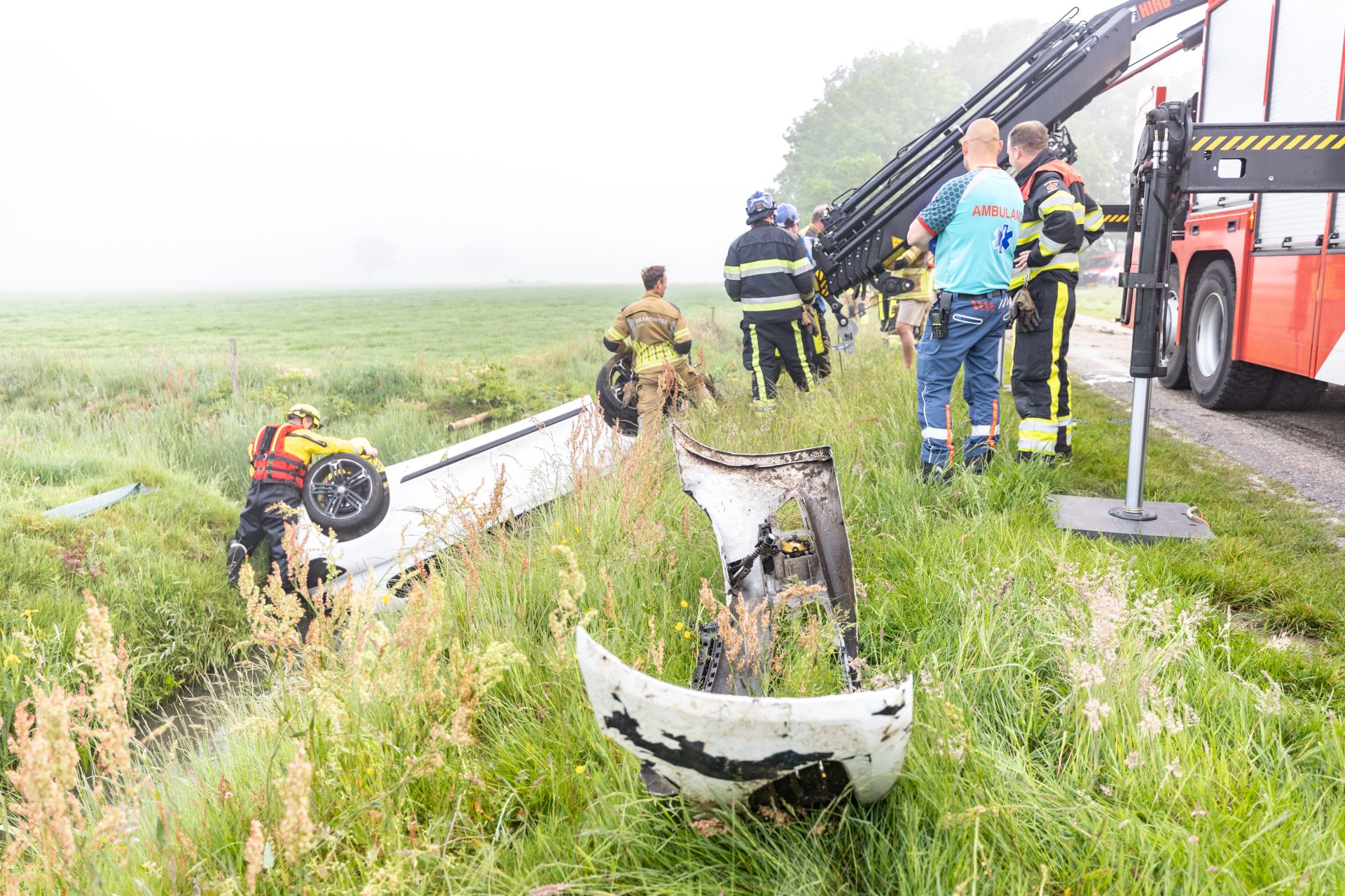 Dronken automobilist belandt met auto op de kop in sloot Peperga