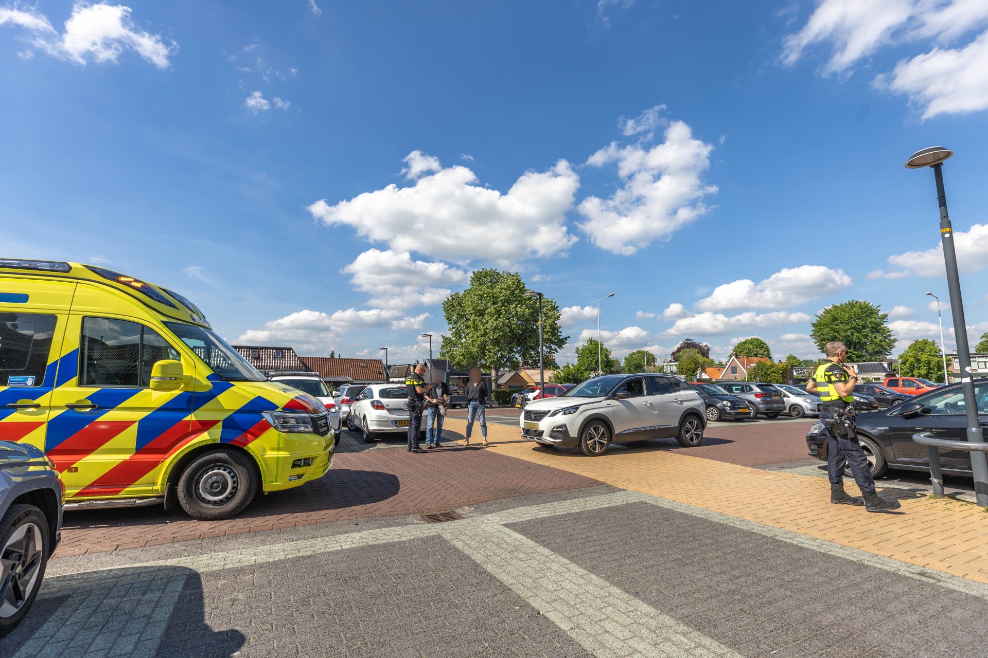 Fietsster gewond na botsing met auto op parkeerplaats in Wolvega