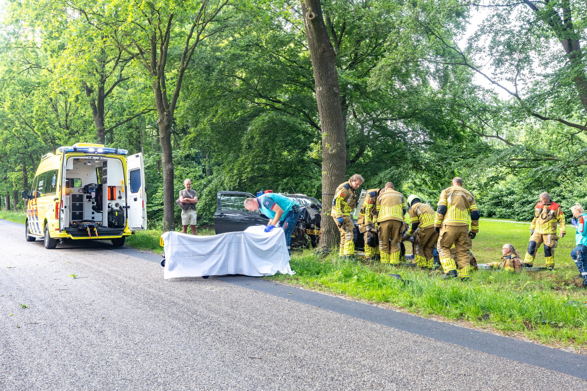 Ernstig gewonde na botsing tegen boom in Elsloo