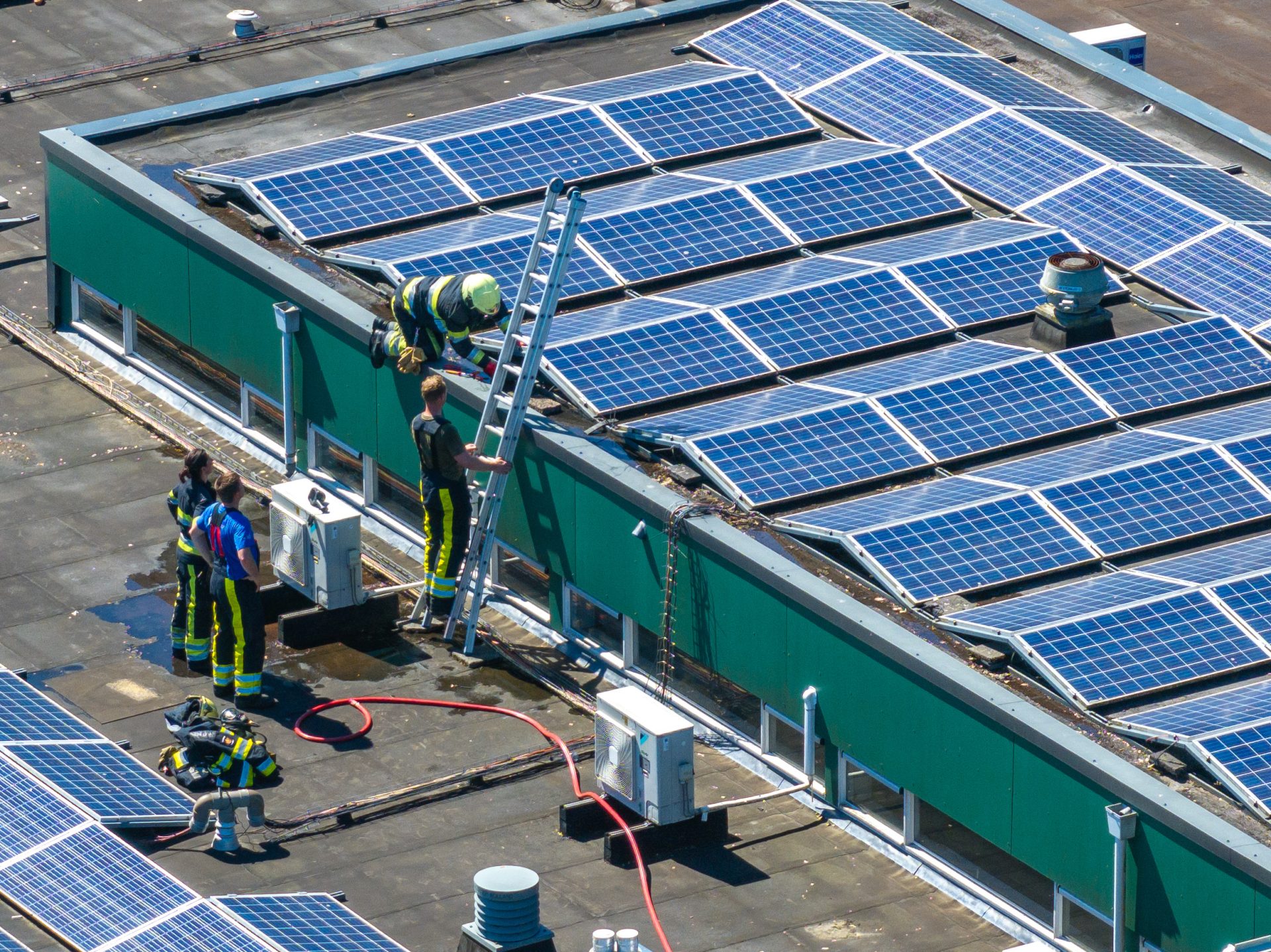 Smeulende zonnepaneleninstallatie op dak van school in Wolvega