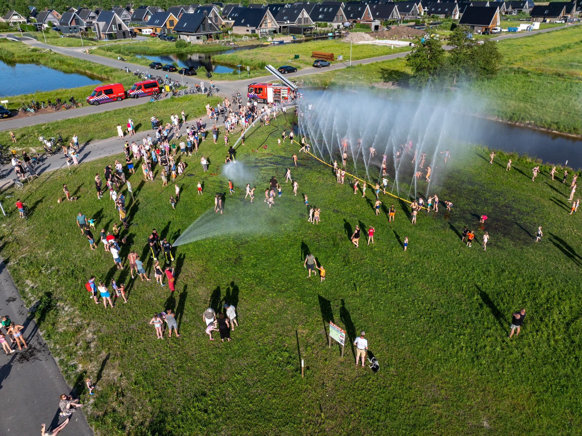 [Fotoserie] Brandweer organiseert waterspektakel in de Lindewijk in Wolvega