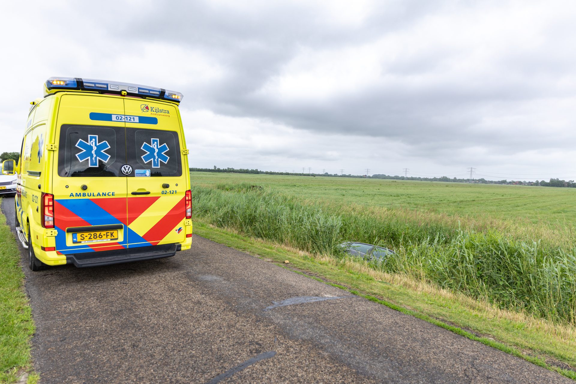 Auto belandt in sloot bij Munnekeburen