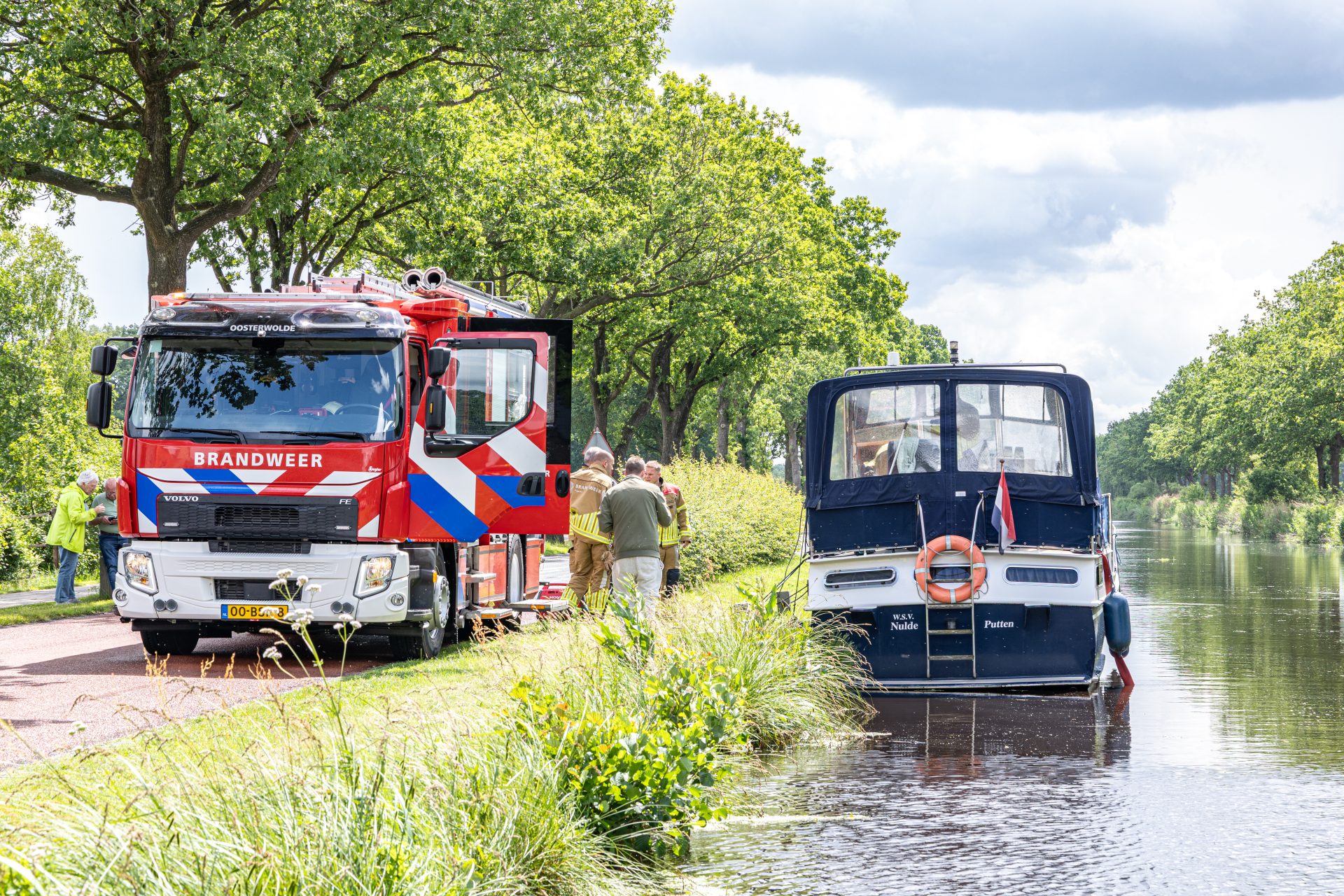 Brandweer voorkomt dat kruiser zinkt bij Fochteloo