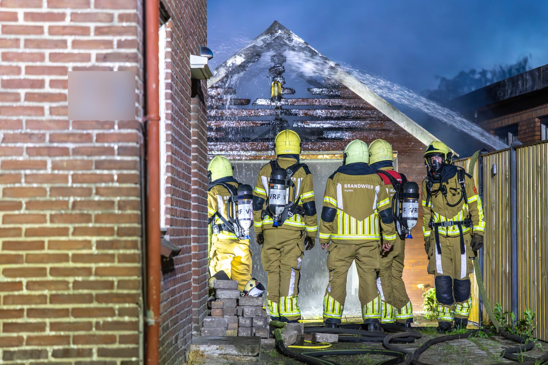Vrijstaande garage loopt veel schade op door brand in Oldeberkoop