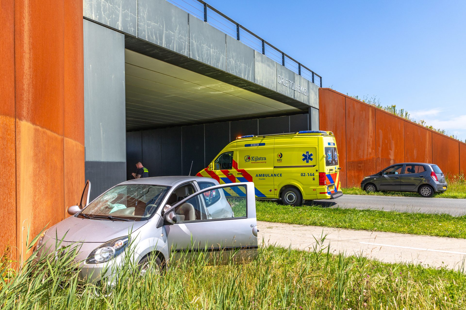 Veel schade bij botsing tussen twee auto’s in Oosterwolde