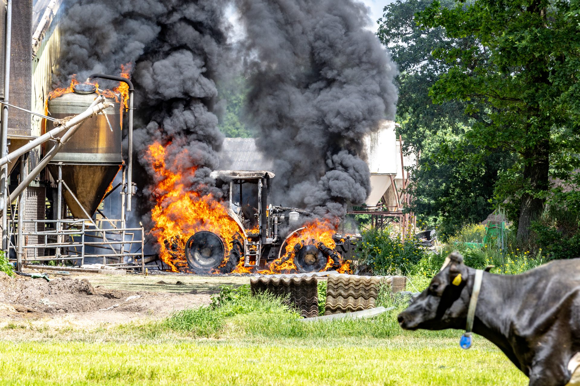 Felle brand in tractor bij stal Elsloo