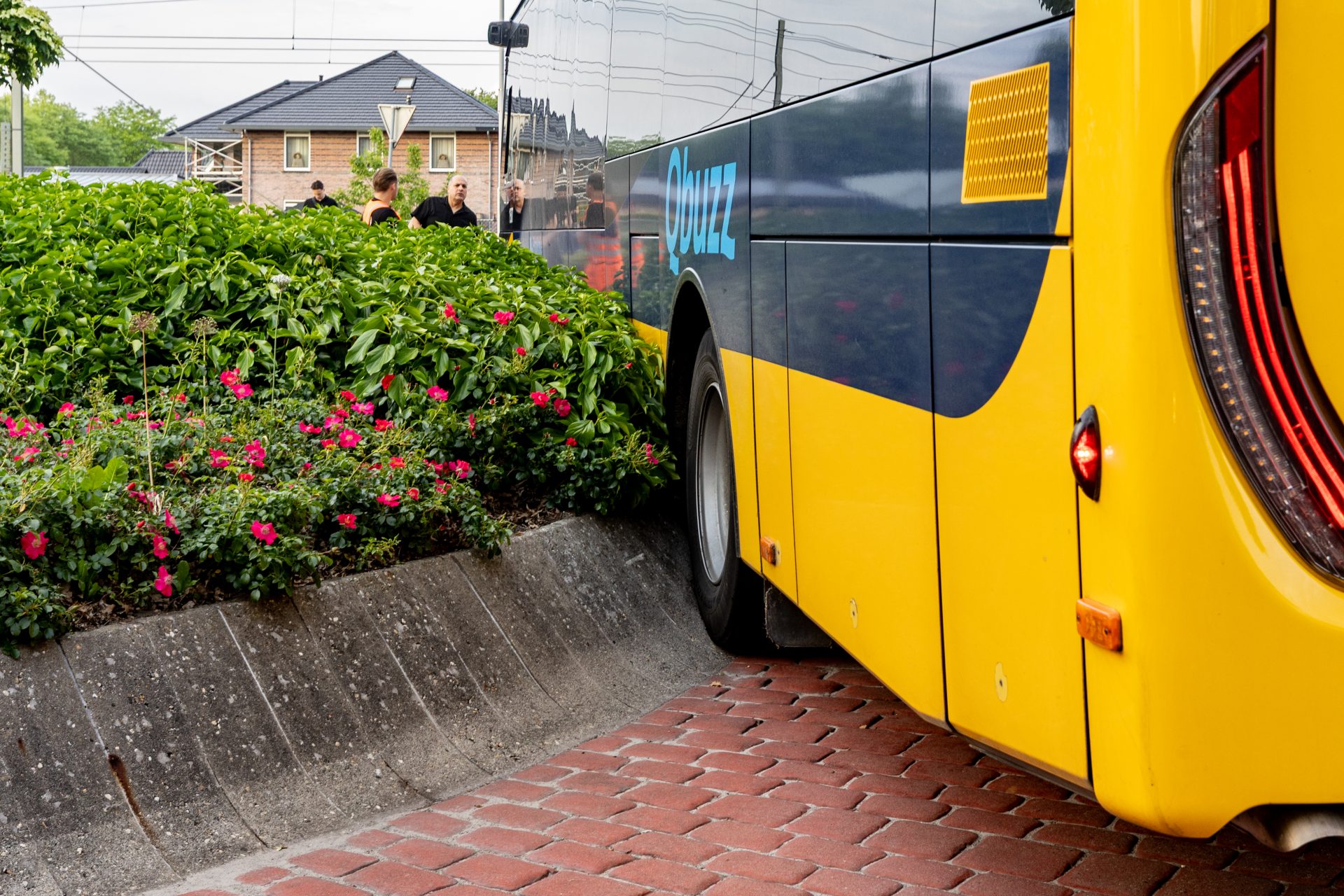 Lijbus klem op verkeerseiland in Wolvega