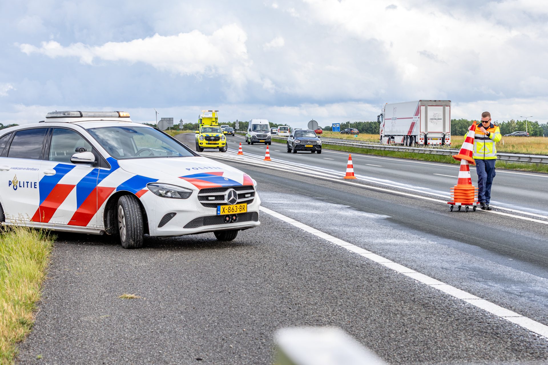 Auto belandt in sloot naast A32 Oldeholtwolde