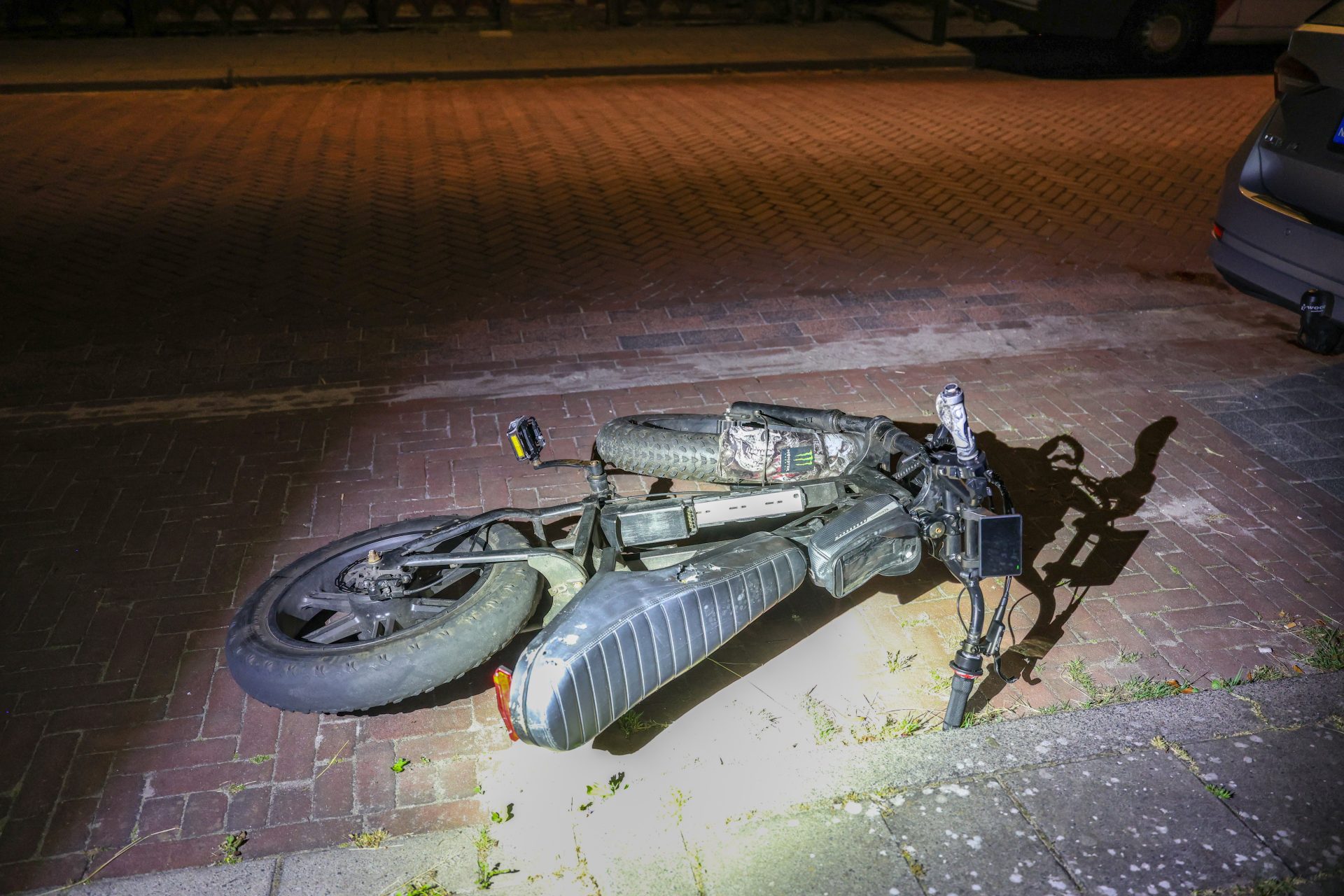 Jongen op fatbike ernstig gewond na botsing met paal in Wolvega