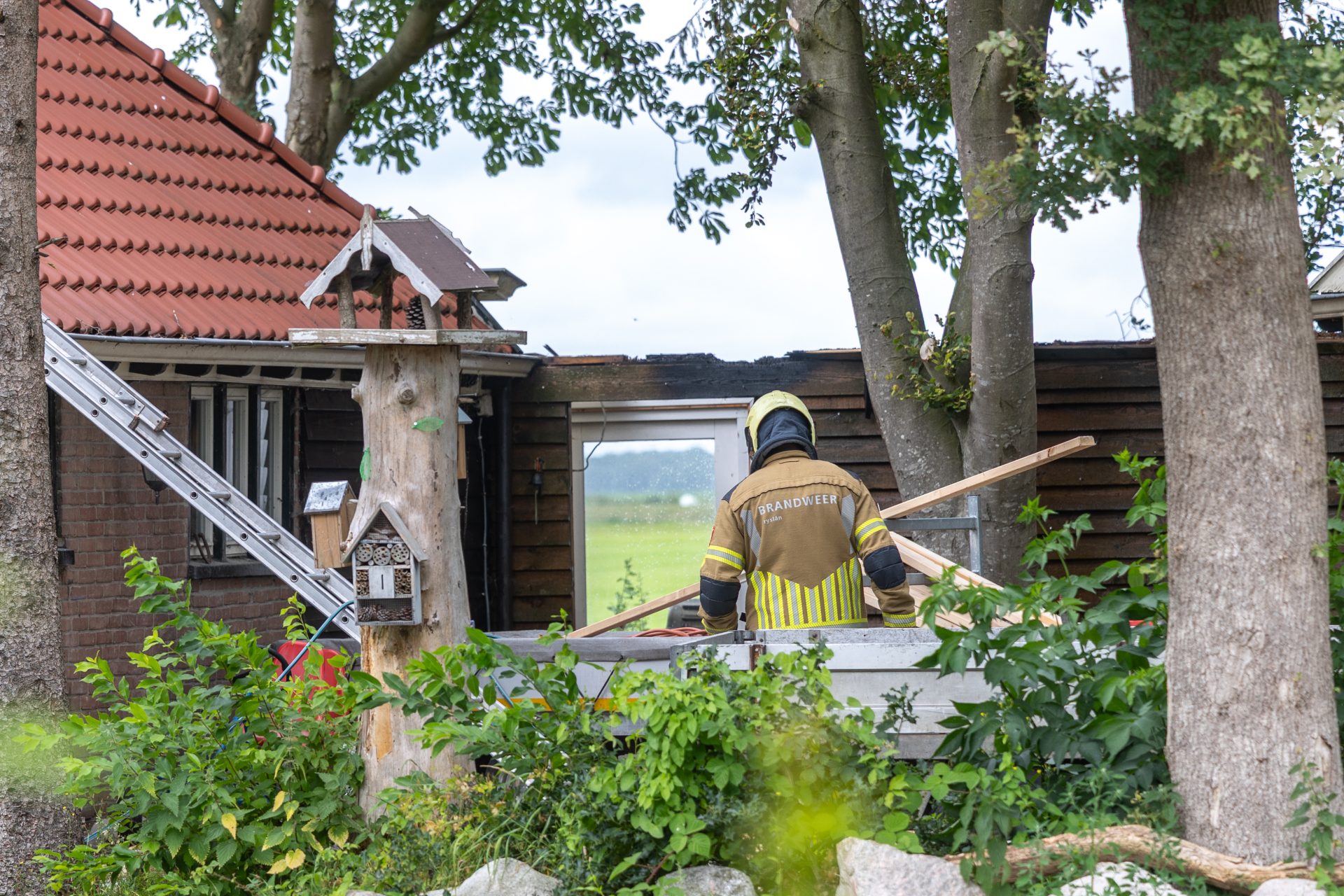 Vliegvuur veroorzaakt brand in Ter Idzard