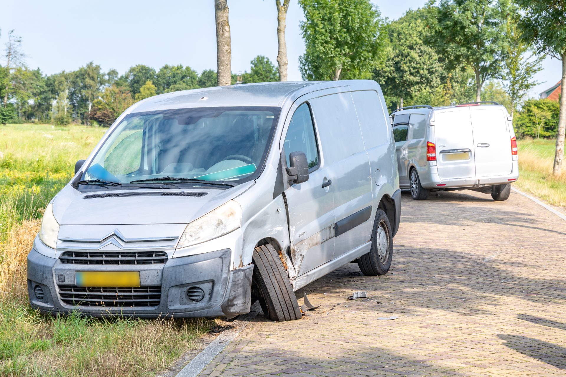 Twee bestelbussen in botsing bij Oldeberkoop