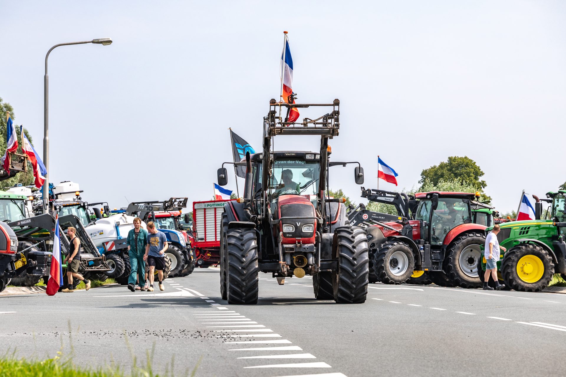 Protesterende boeren blokkeren kruising N351 bij Spanga met trekkers