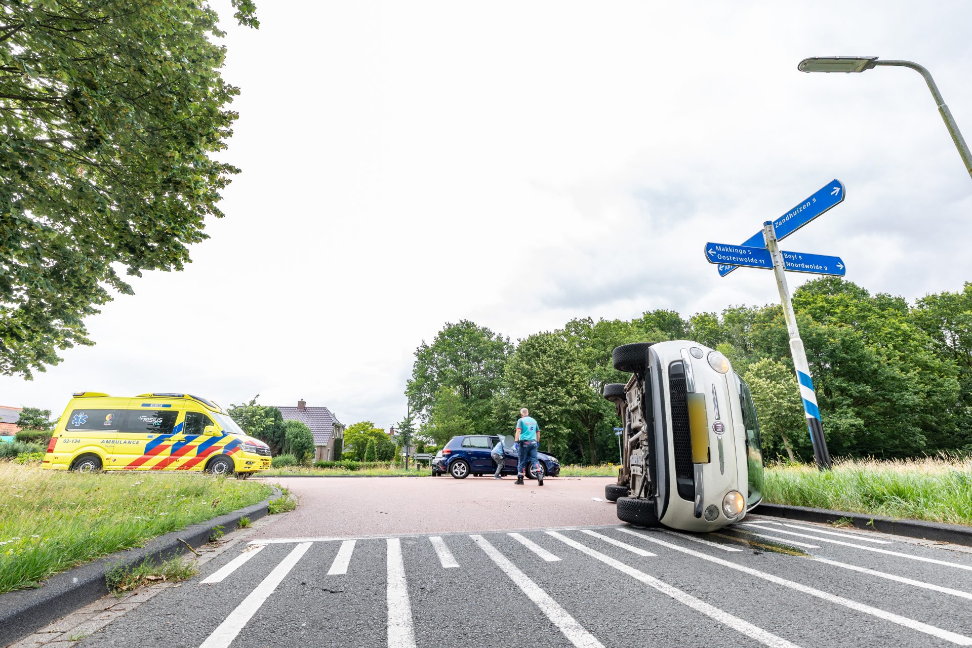 Auto belandt op zijkant na botsing op kruising in Elsloo