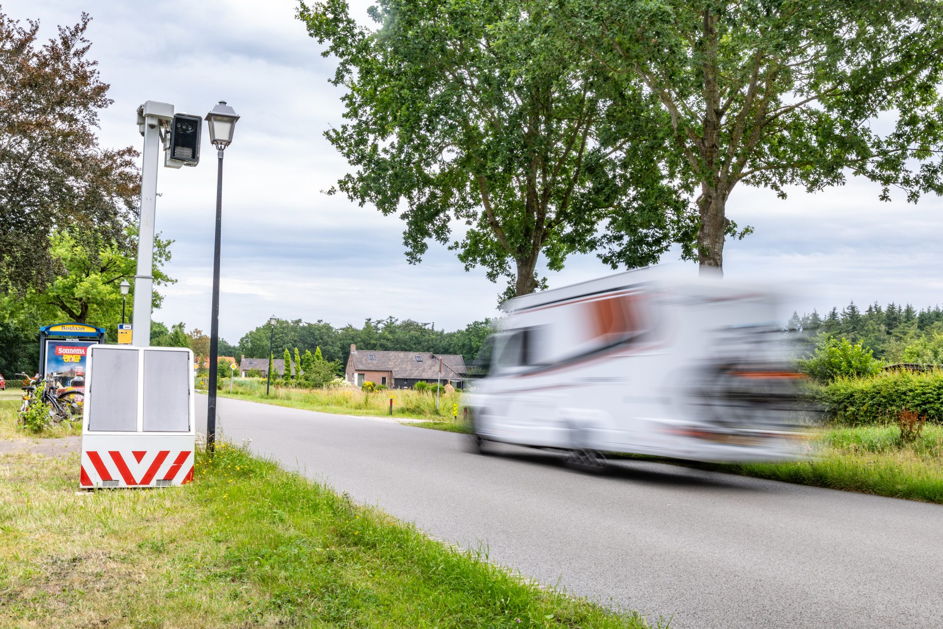Flexflitser geplaatst aan Koningin Wilhelminalaan om hardrijders aan te pakken