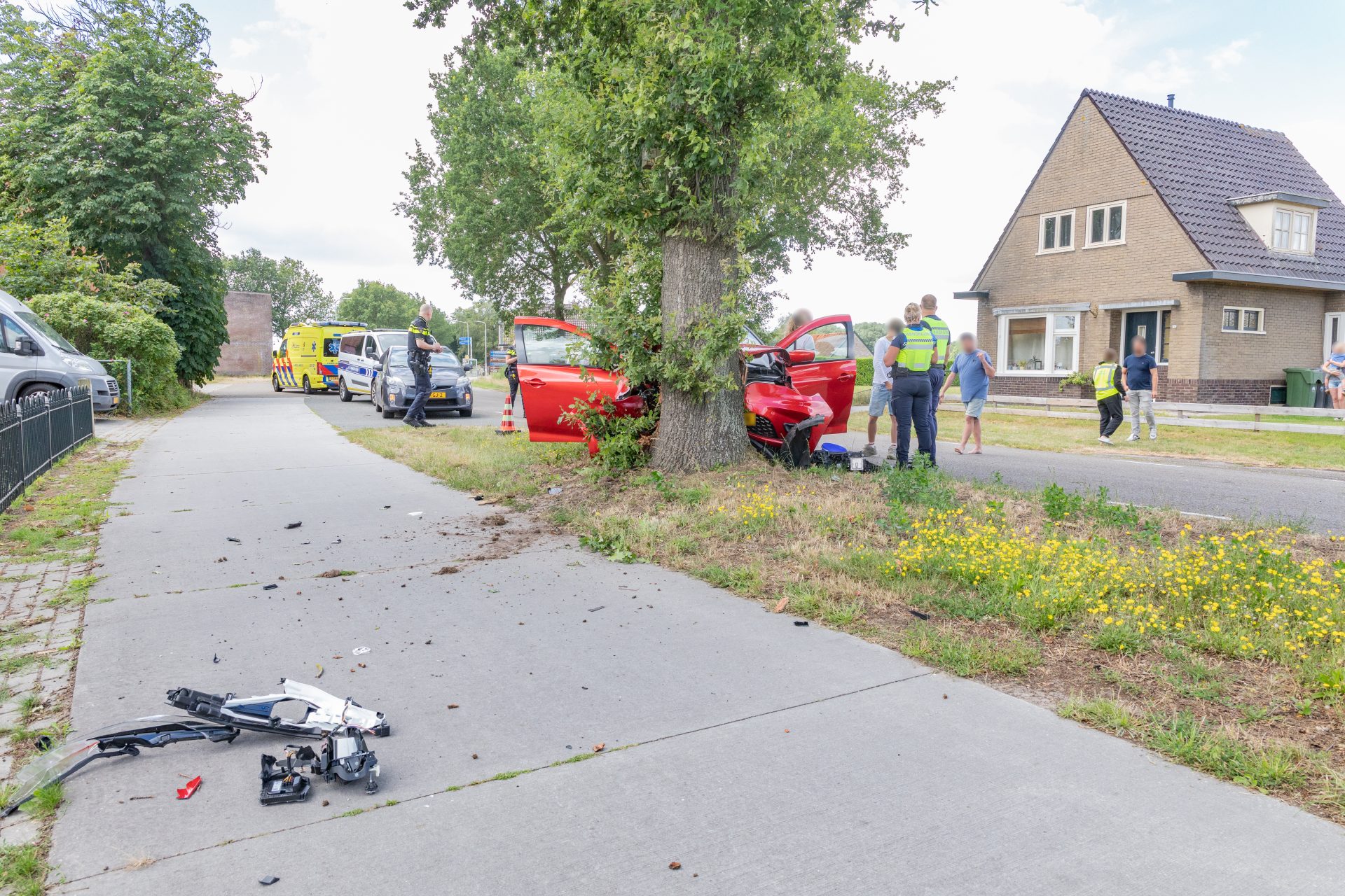 Automobilist met spoed naar het ziekenhuis na botsing tegen boom in Elsloo