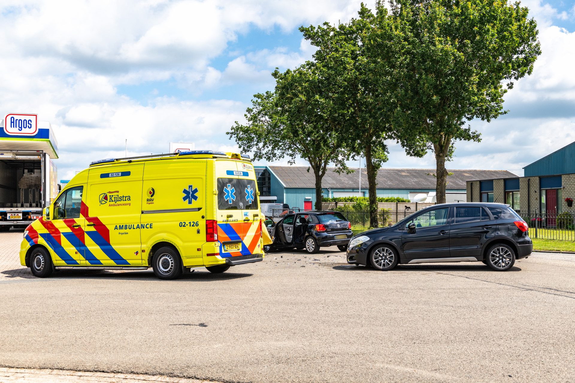 Twee auto’s zwaar beschadigd door ongeval in Oosterwolde