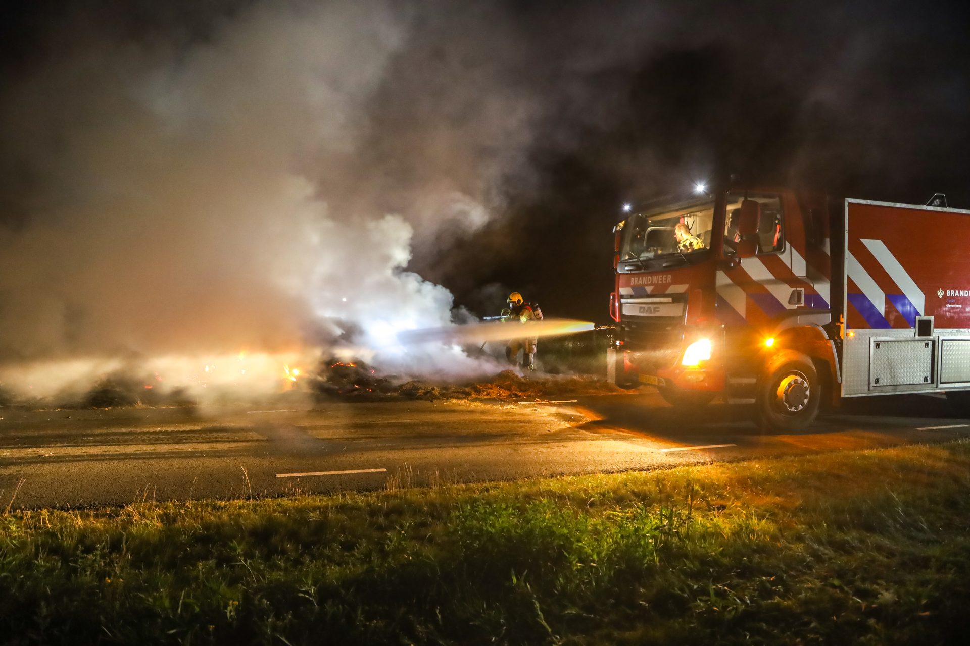 Brandweer Oldeberkoop blust brandende hooibult langs N381 na boerenprotest