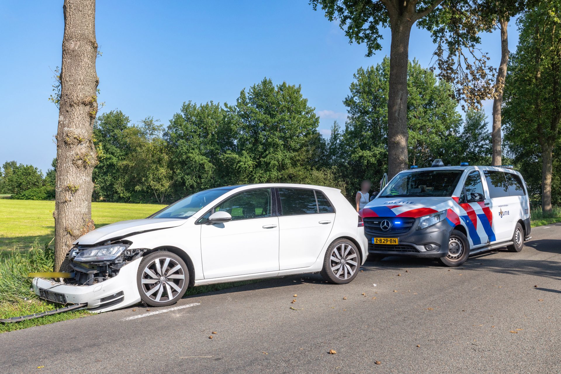 Auto botst tegen boom langs N353 Zandhuizen