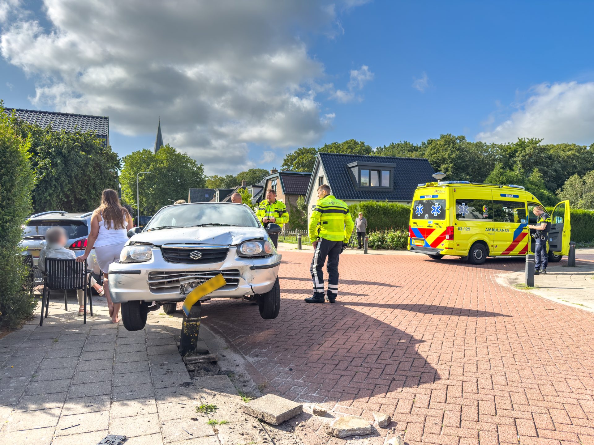 Auto belandt op paal na botsing in Wolvega