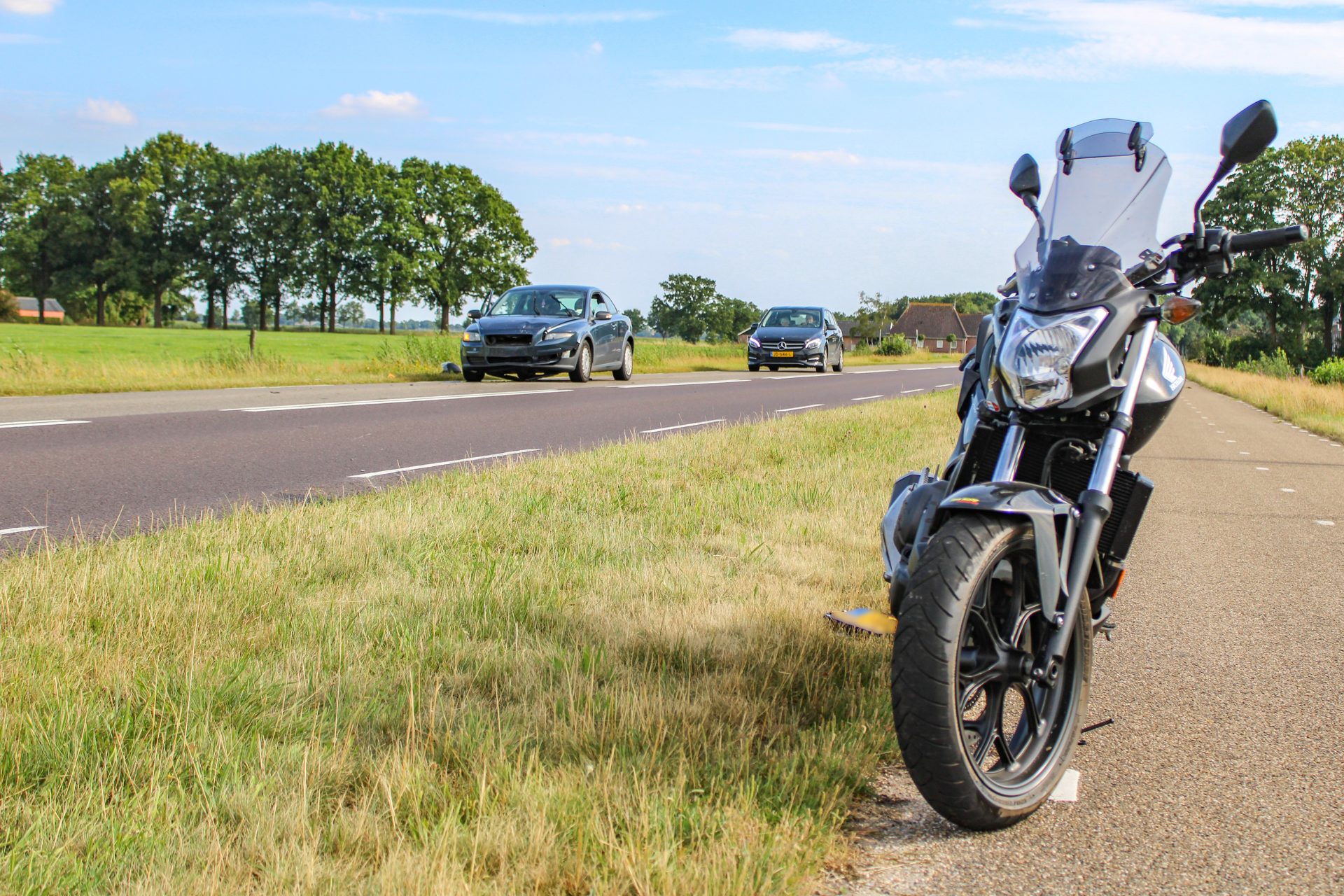 Auto botst op motor op N918 Haule